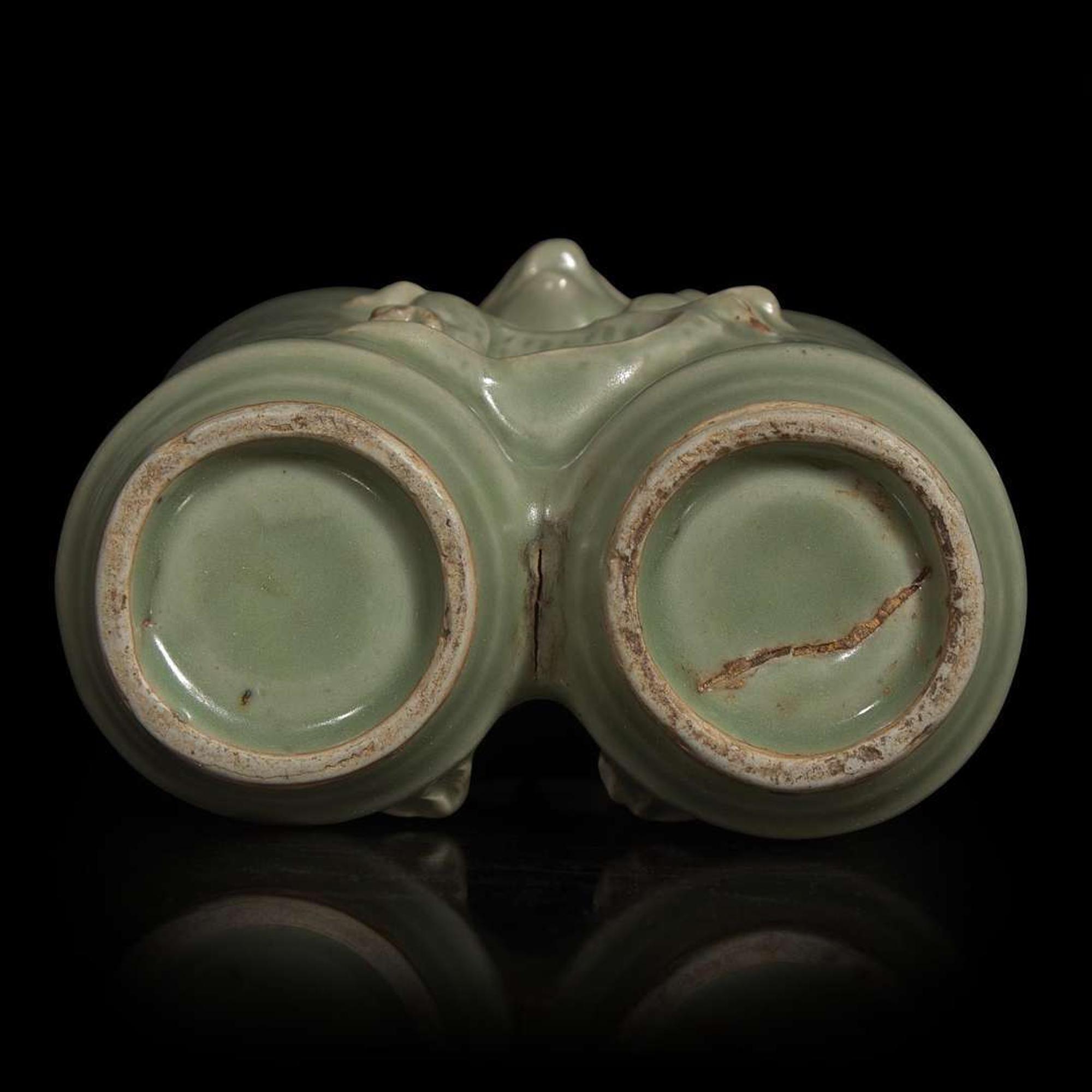 An unusual Chinese Longquan celadon "Champion" vase 龙泉青瓷瓶 Ming dynasty ?