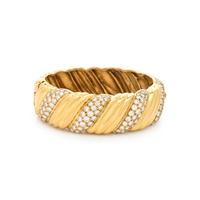 YELLOW GOLD AND DIAMOND BANGLE BRACELET