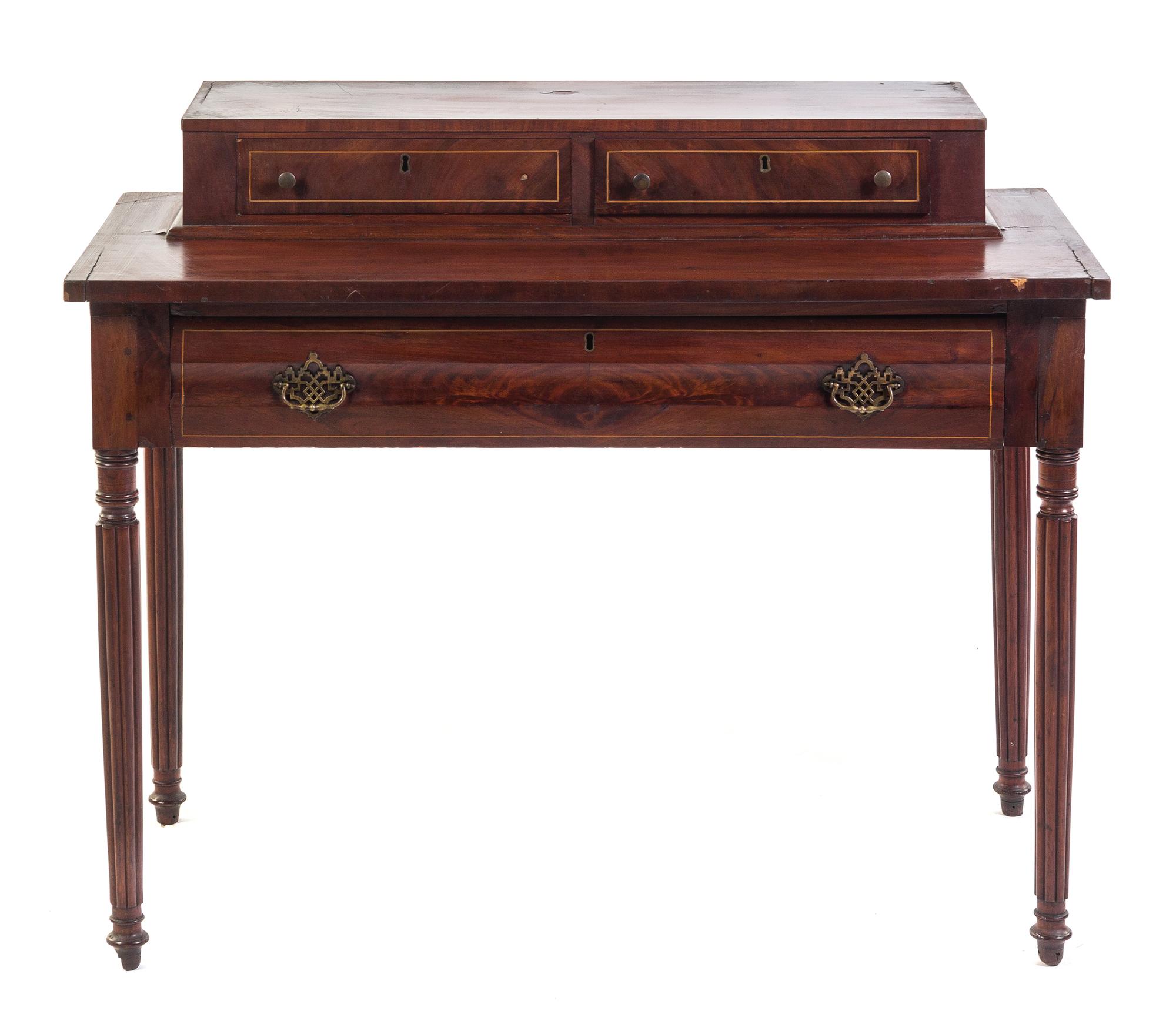 An American Federal Walnut Desk Height 34 x width 41 3/4 x depth 19 3/8 inches. — EARLY 19TH CENTURY