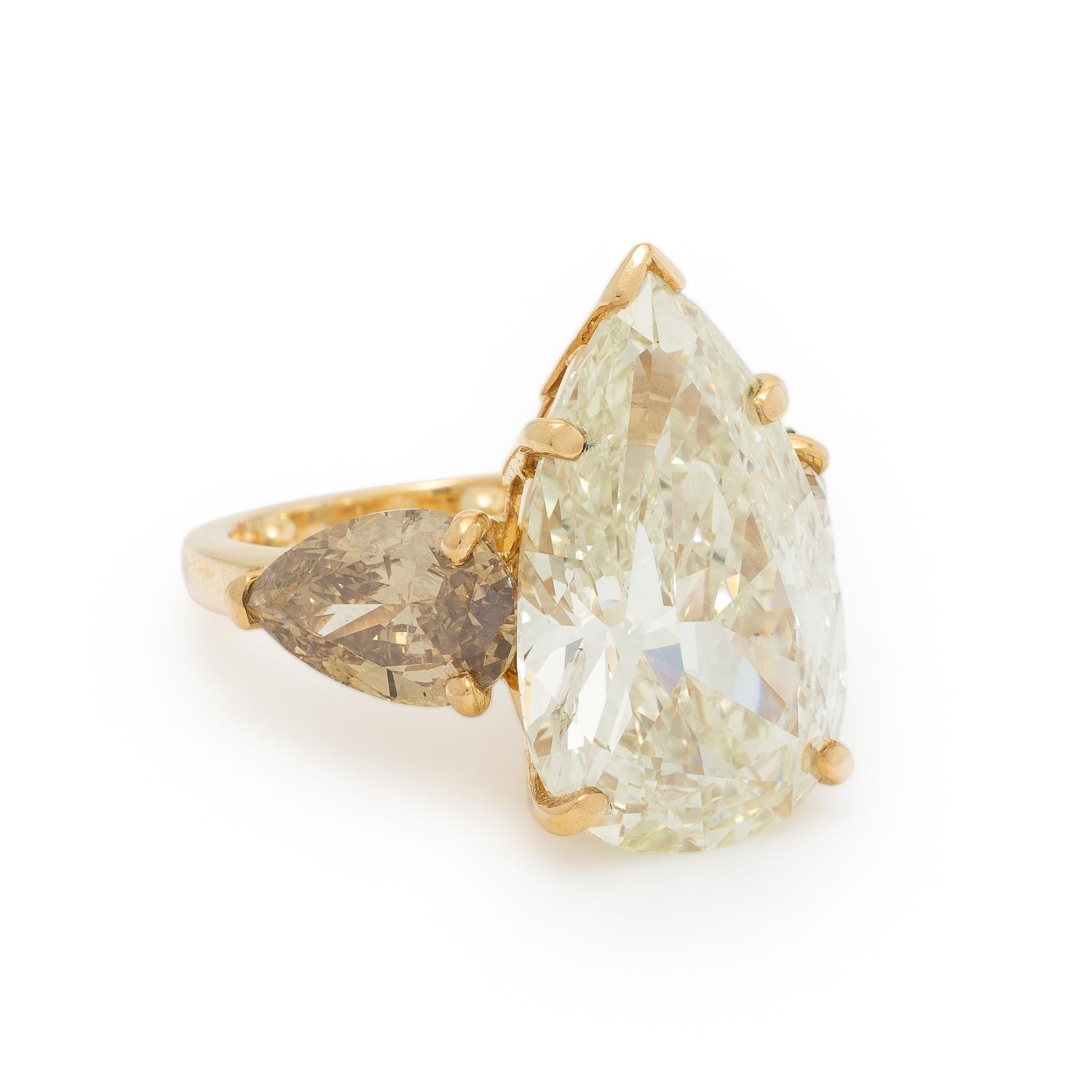 COLORED DIAMOND AND YELLOW GOLD RING