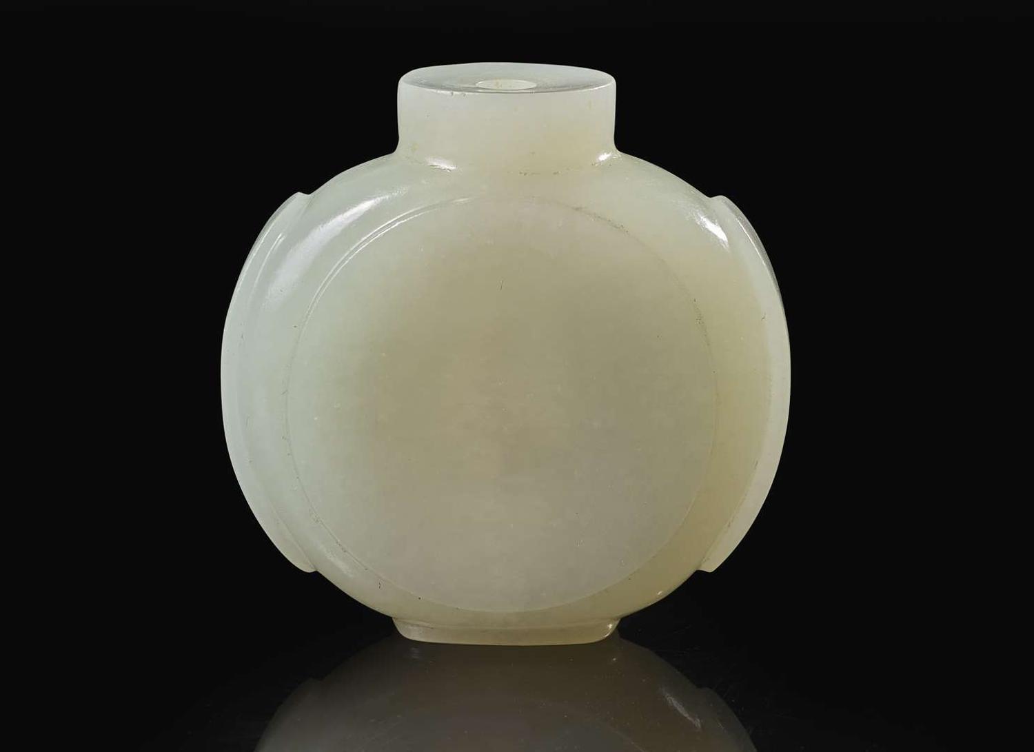 A Chinese white jade snuff bottle, the bottle 18th century 白玉鼻煙壺 壺身十八世紀