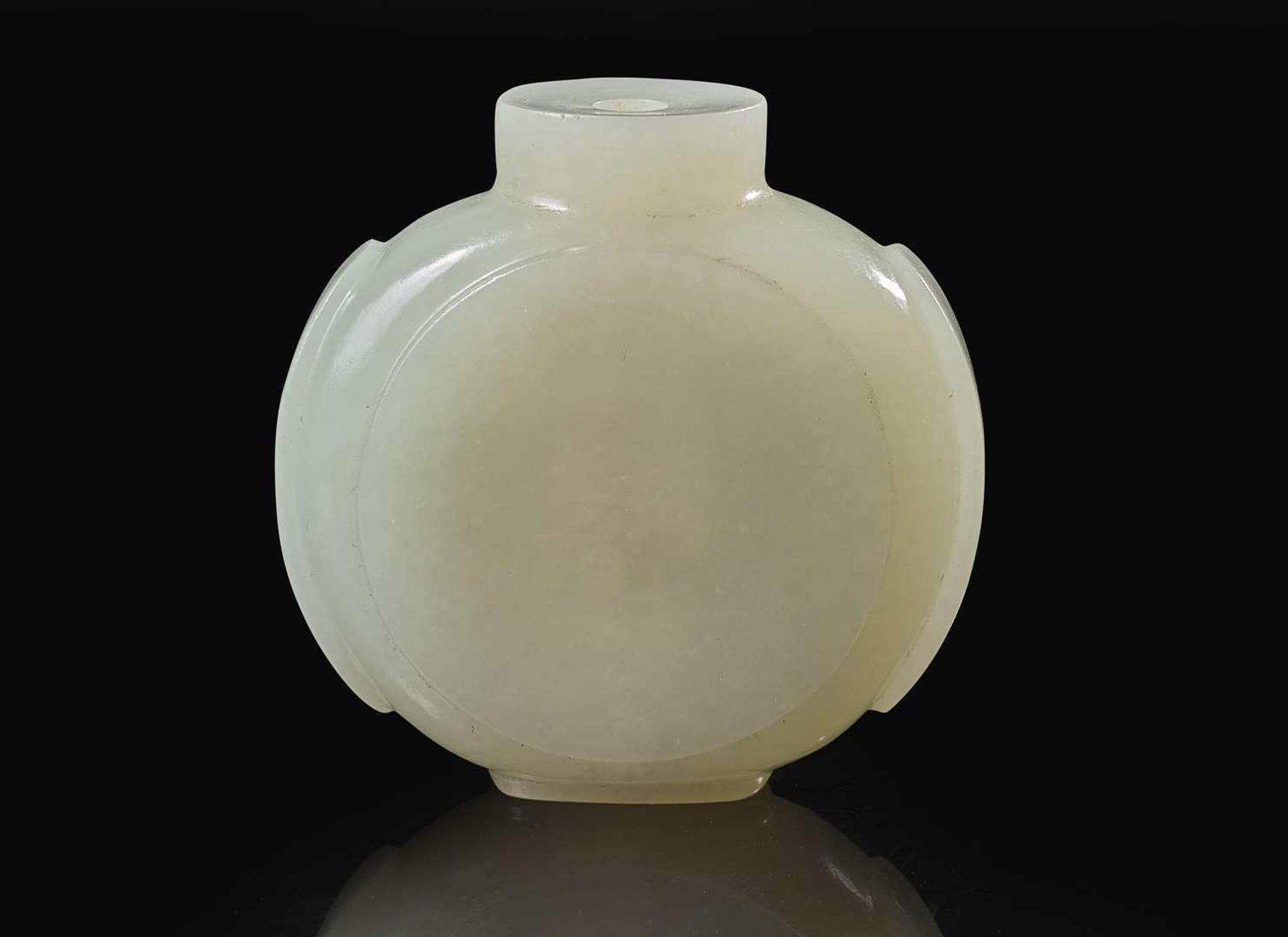 A Chinese white jade snuff bottle, the bottle 18th century 白玉鼻煙壺 壺身十八世紀