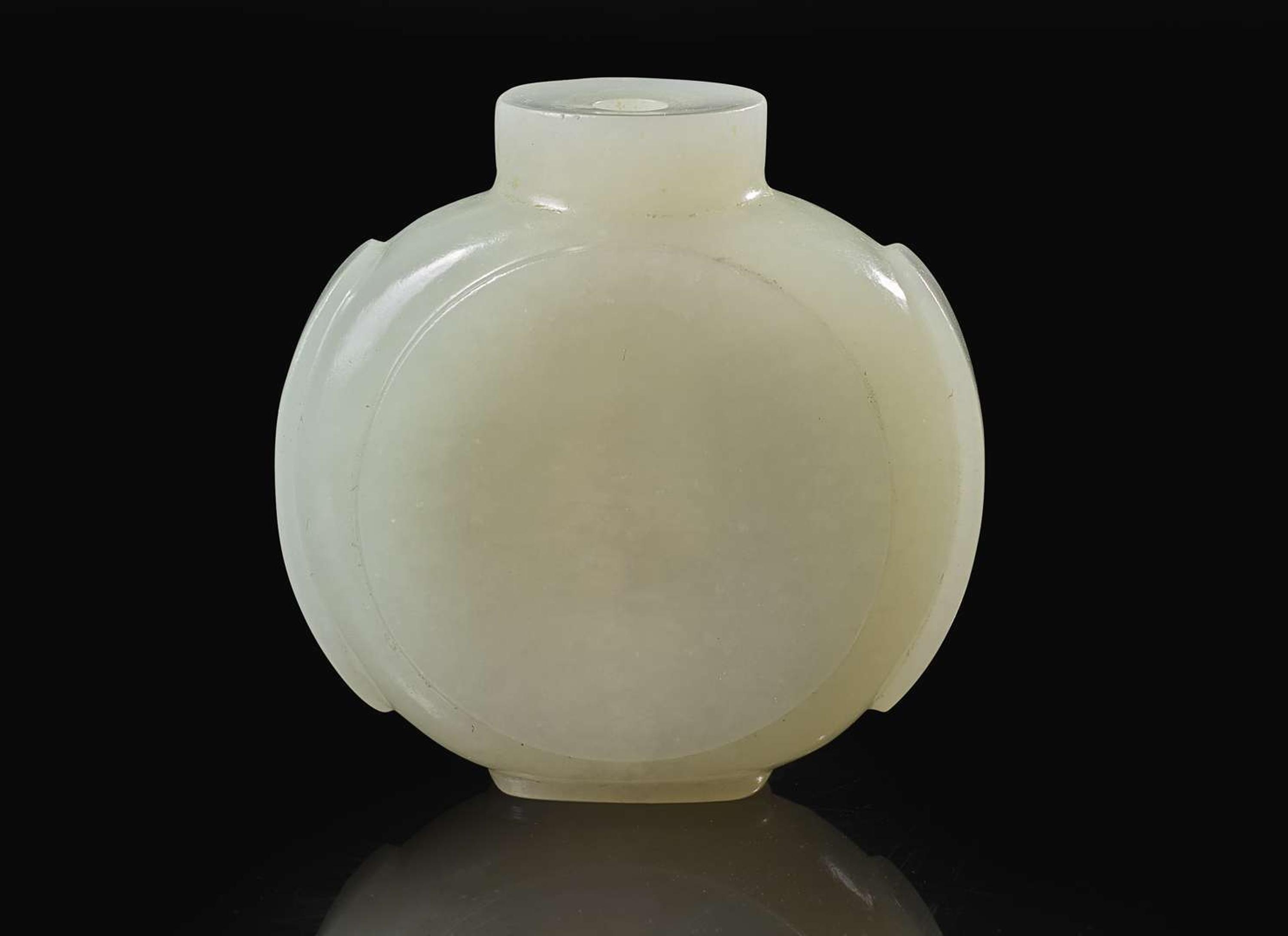 A Chinese white jade snuff bottle, the bottle 18th century 白玉鼻煙壺 壺身十八世紀