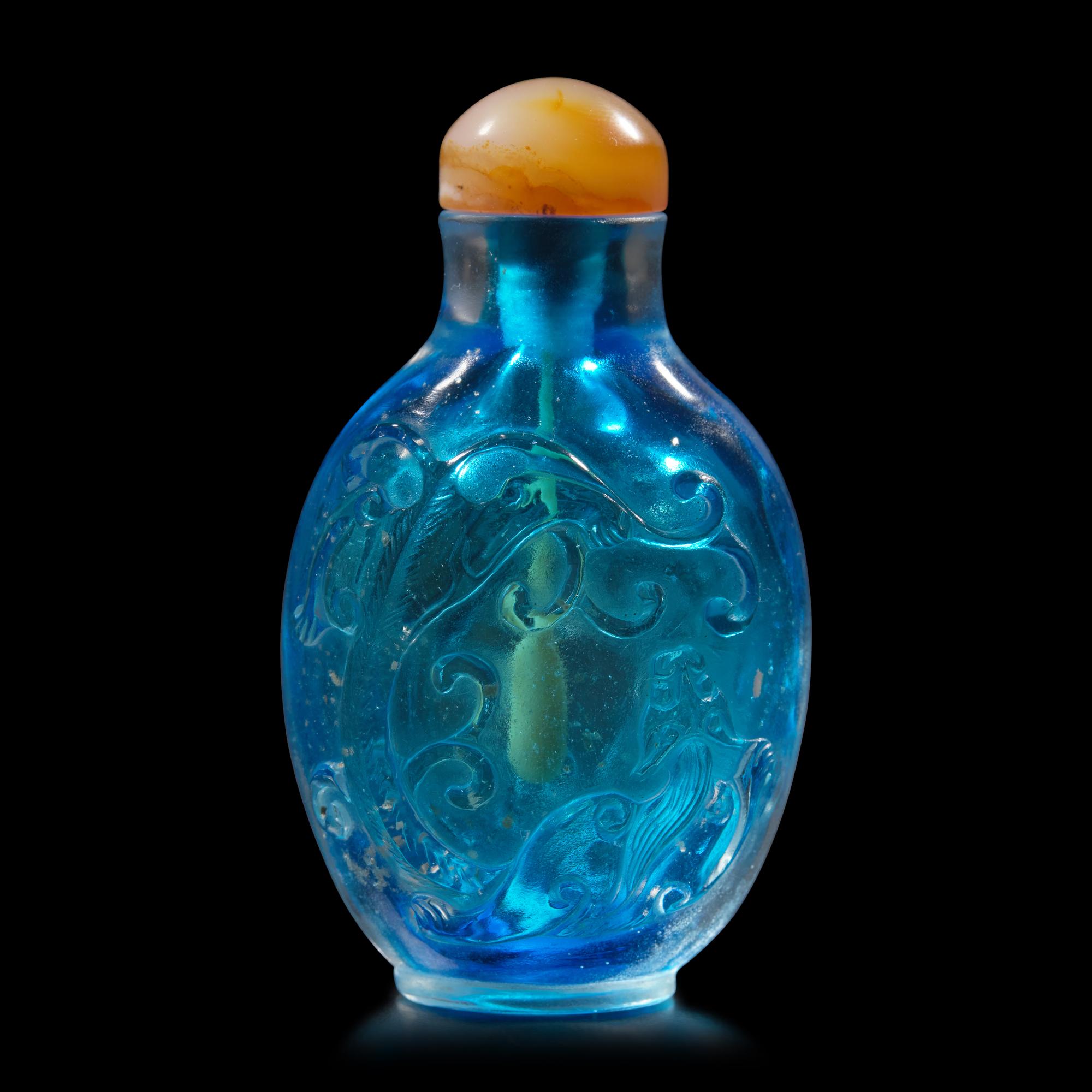 Two Chinese Monochrome Glass Snuff Bottles, 19th Century — 清晚期 料器鼻煙壺兩支