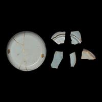 Five Ru Style Fragments and a Dish — 汝窯瓷碟及瓷片一組