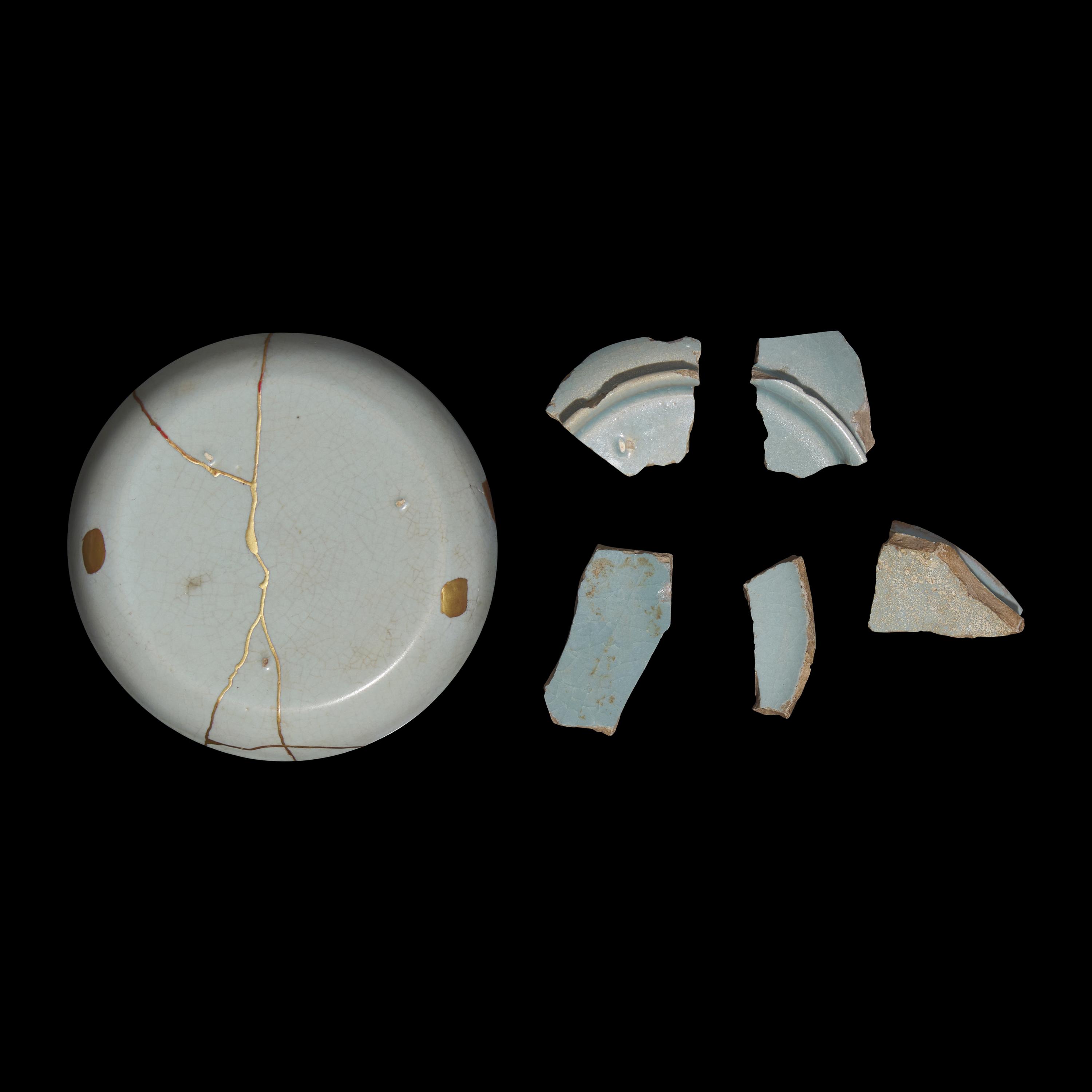 Five Ru Style Fragments and a Dish — 汝窯瓷碟及瓷片一組