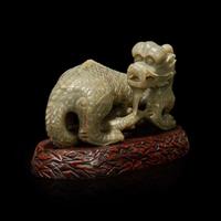 A Chinese carved celadon-grey jade dragon and wood stand 青灰玉龍及木底座