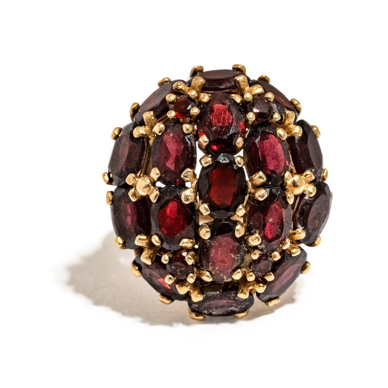 A COLLECTION OF YELLOW GOLD AND GARNET JEWELRY