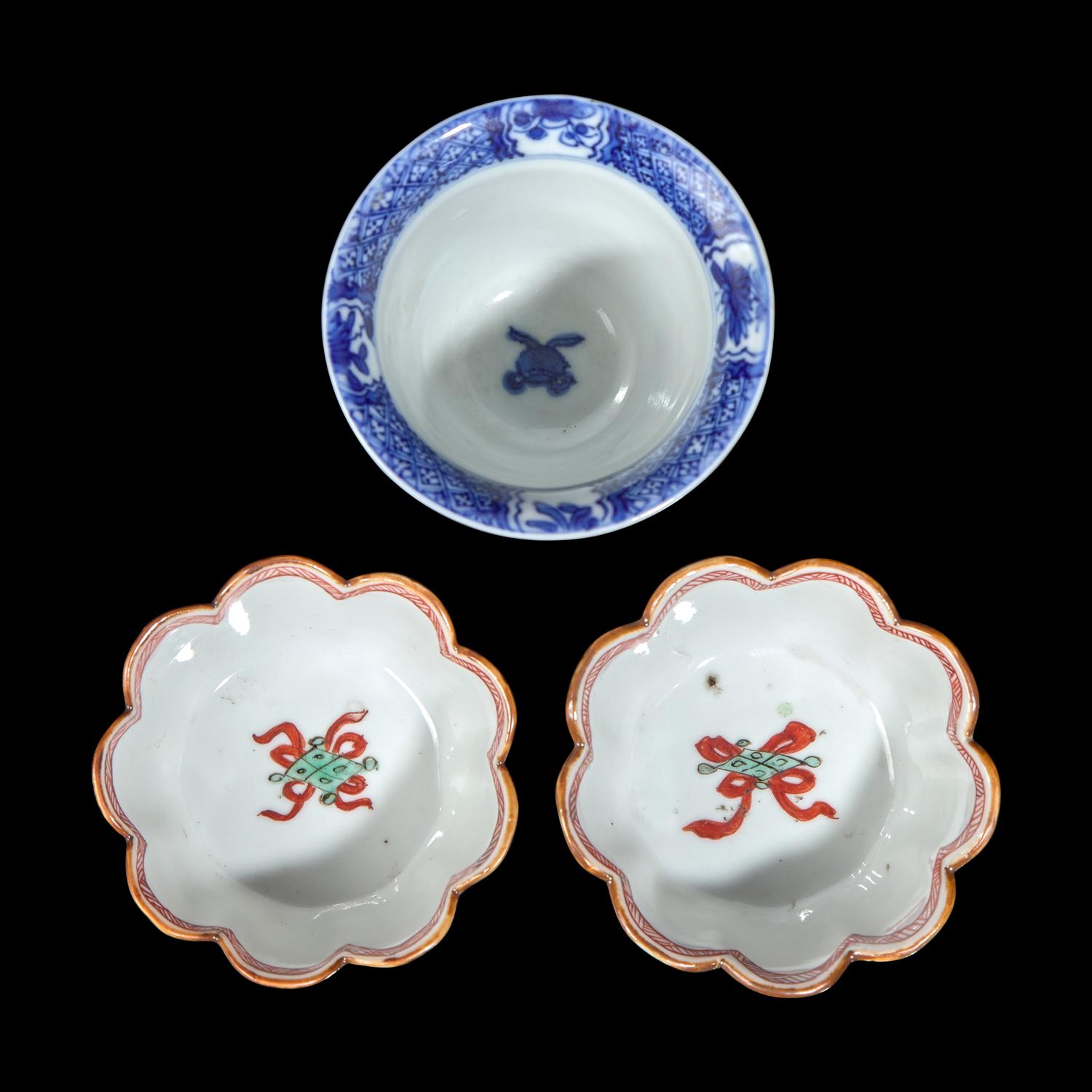 A Chinese Reticulated Blue and White Porcelain Wine Cup and Two Famille Verte Tea Bowls with Saucers, Kangxi Period 清康熙 青花酒杯及粉彩茶具一組