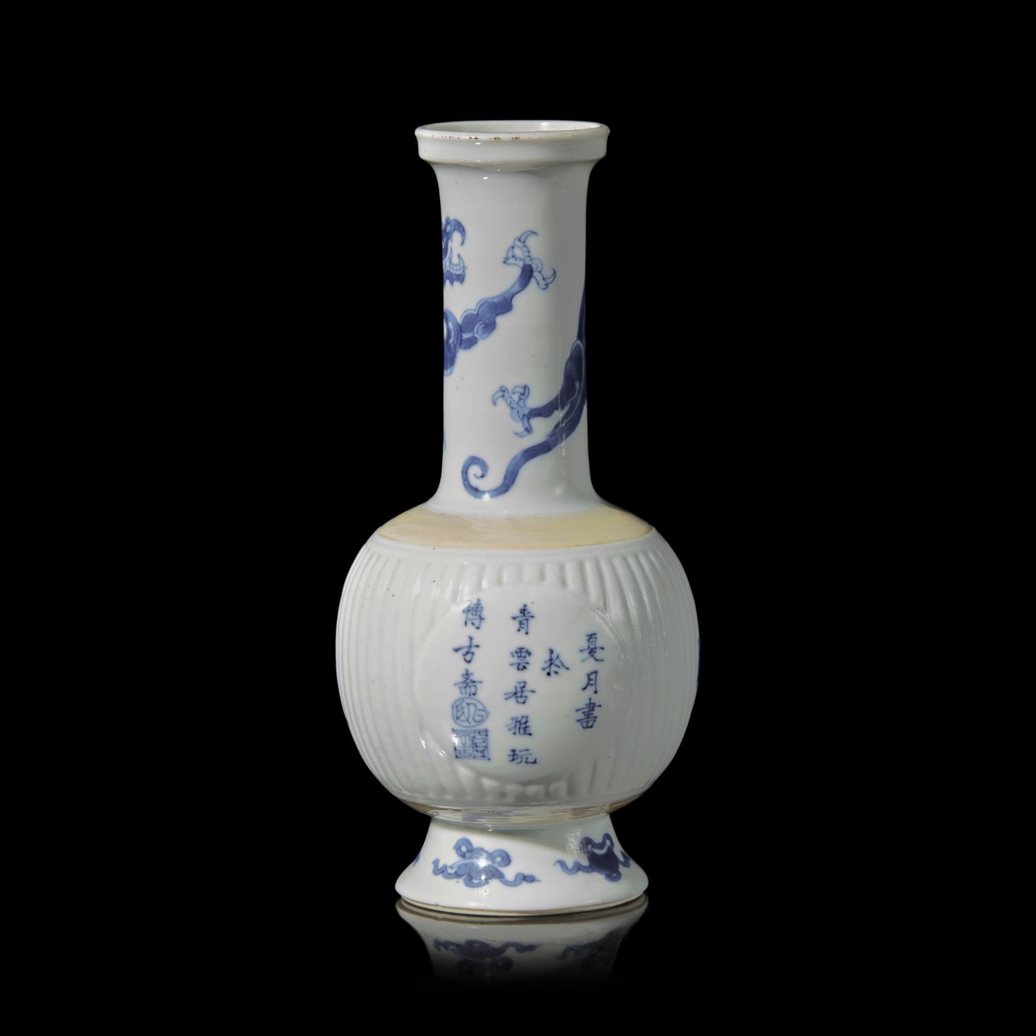 A Chinese Blue and White Porcelain ' Bogu ' Vase, Kangxi Period 清康熙 青花博古圖賞瓶