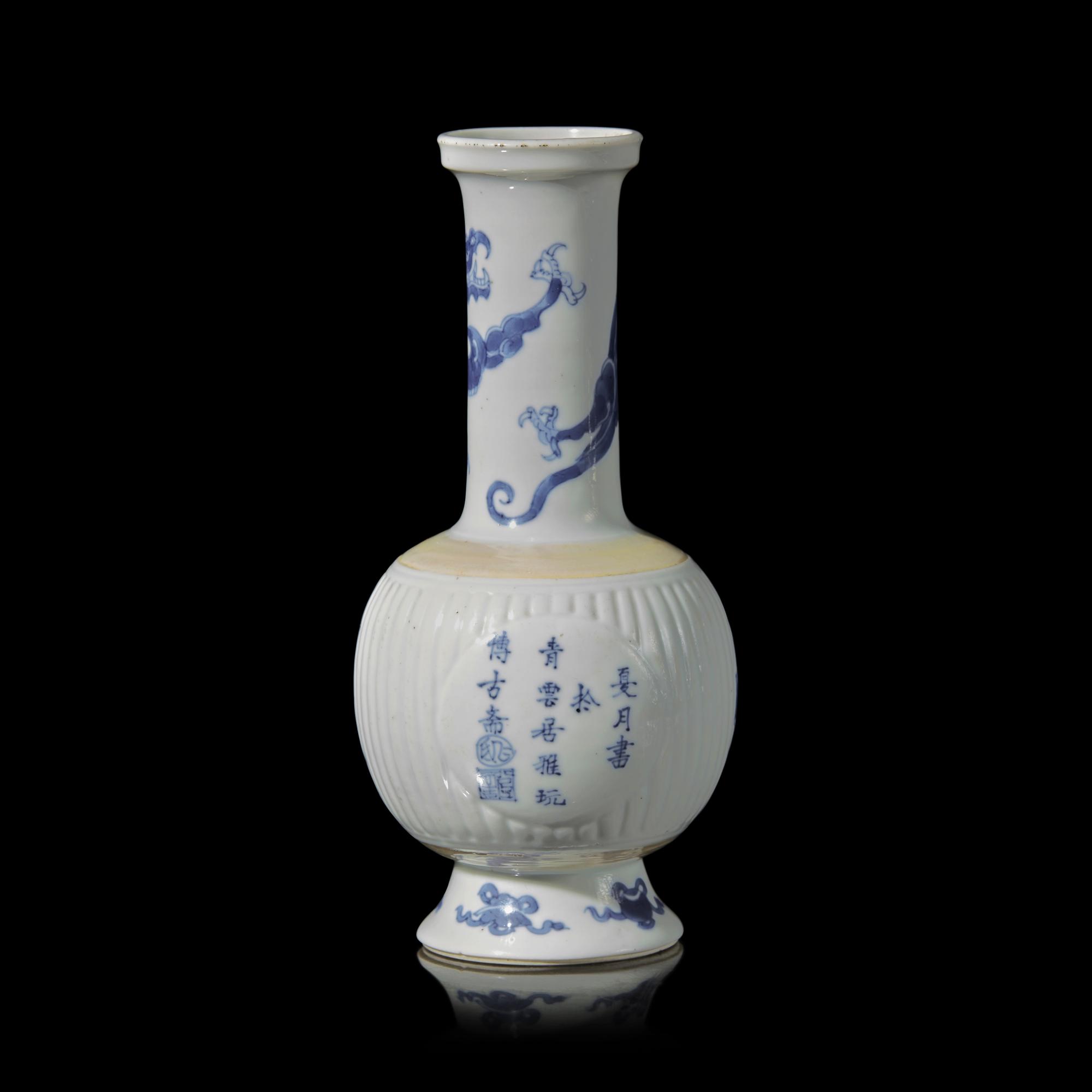 A Chinese Blue and White Porcelain ' Bogu ' Vase, Kangxi Period 清康熙 青花博古圖賞瓶