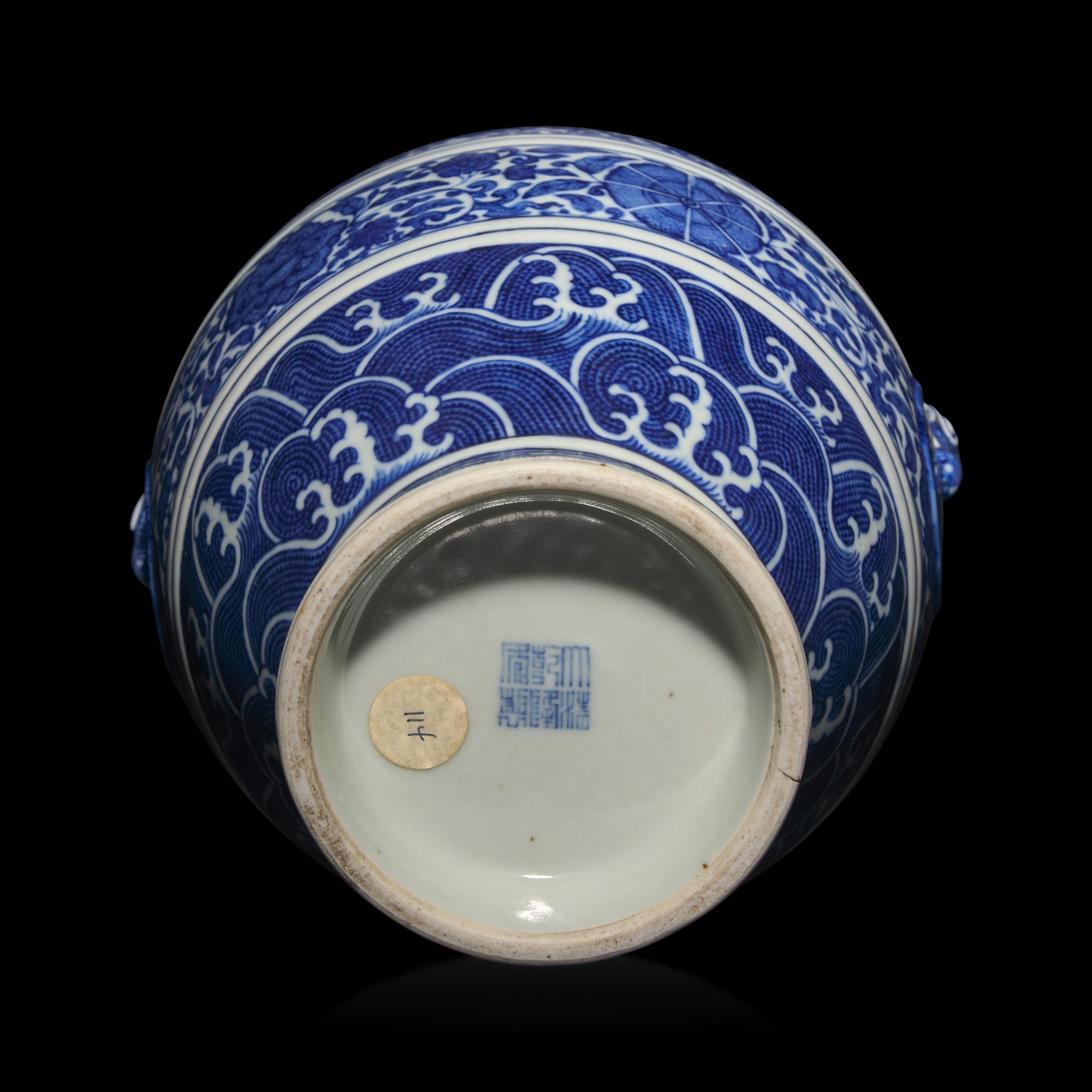 A Chinese Blue and White Porcelain Hu Vase, Late 19th/Early 20th Century — 晚清/民國 青花纏枝蓮紋雙耳壺
