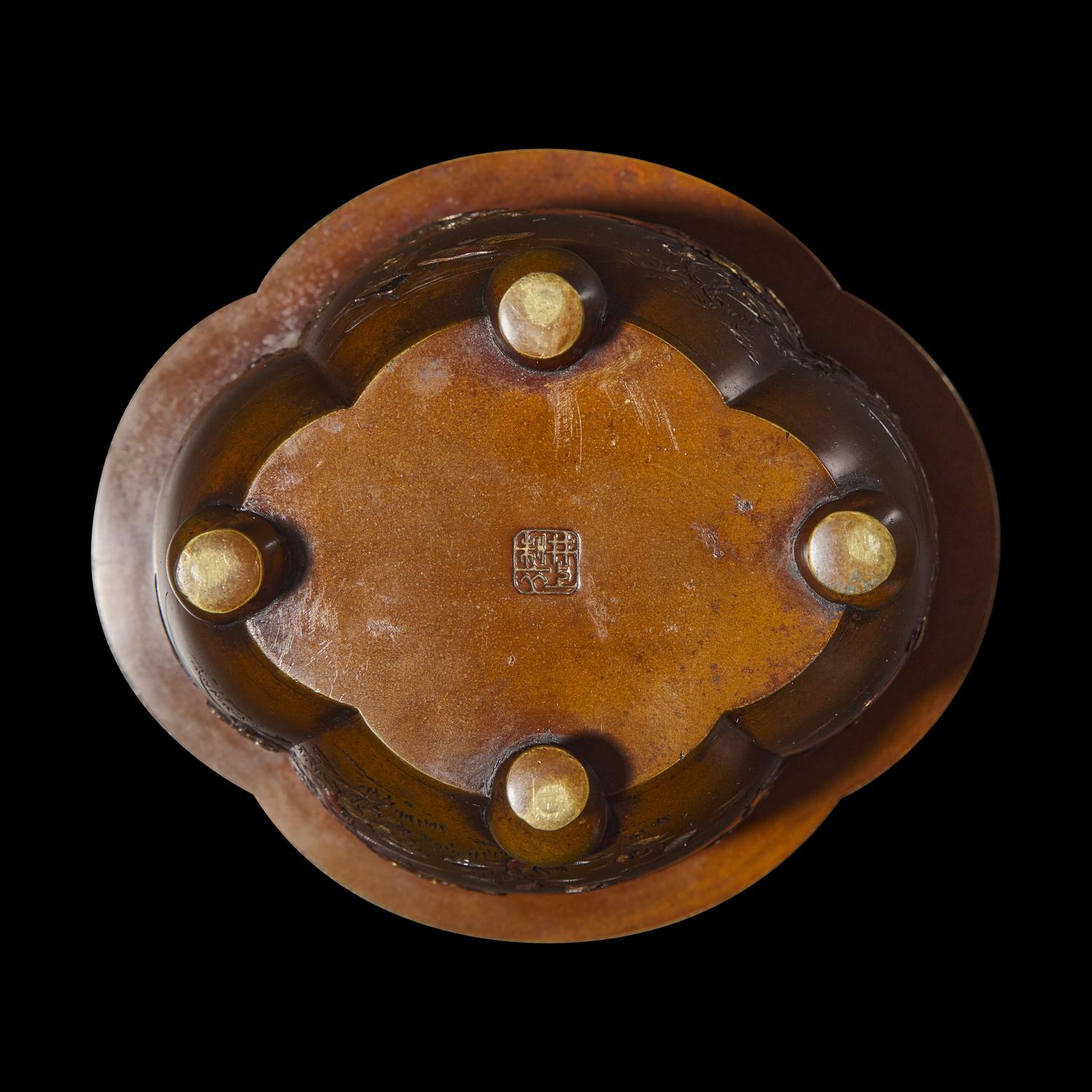 A Japanese Inlaid and Patinated Bronze Small Jardiniere by Inoue of Kyoto, Meiji Period 日本明治時期 井上製金銀象嵌花卉圖海棠式盆