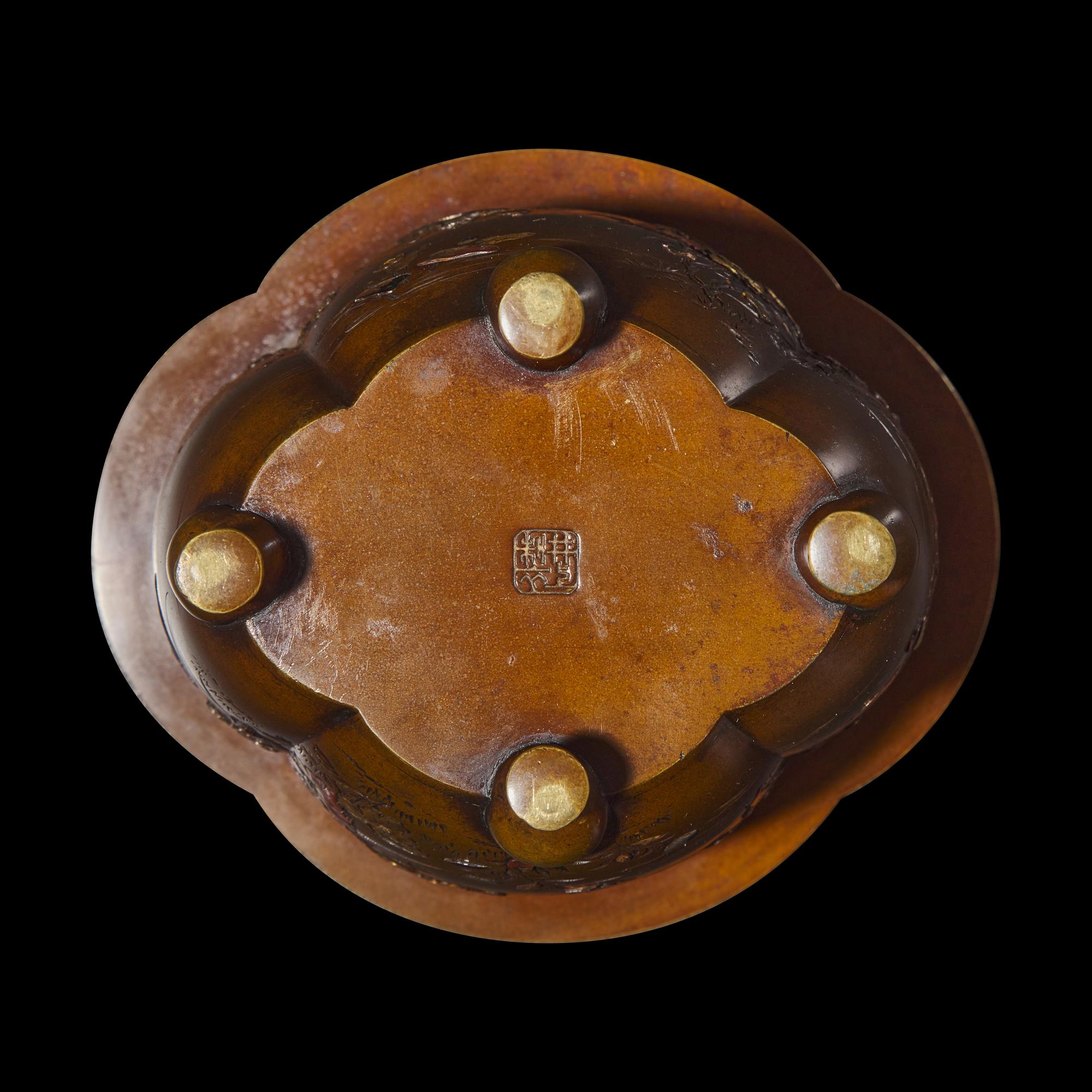 A Japanese Inlaid and Patinated Bronze Small Jardiniere by Inoue of Kyoto, Meiji Period 日本明治時期 井上製金銀象嵌花卉圖海棠式盆