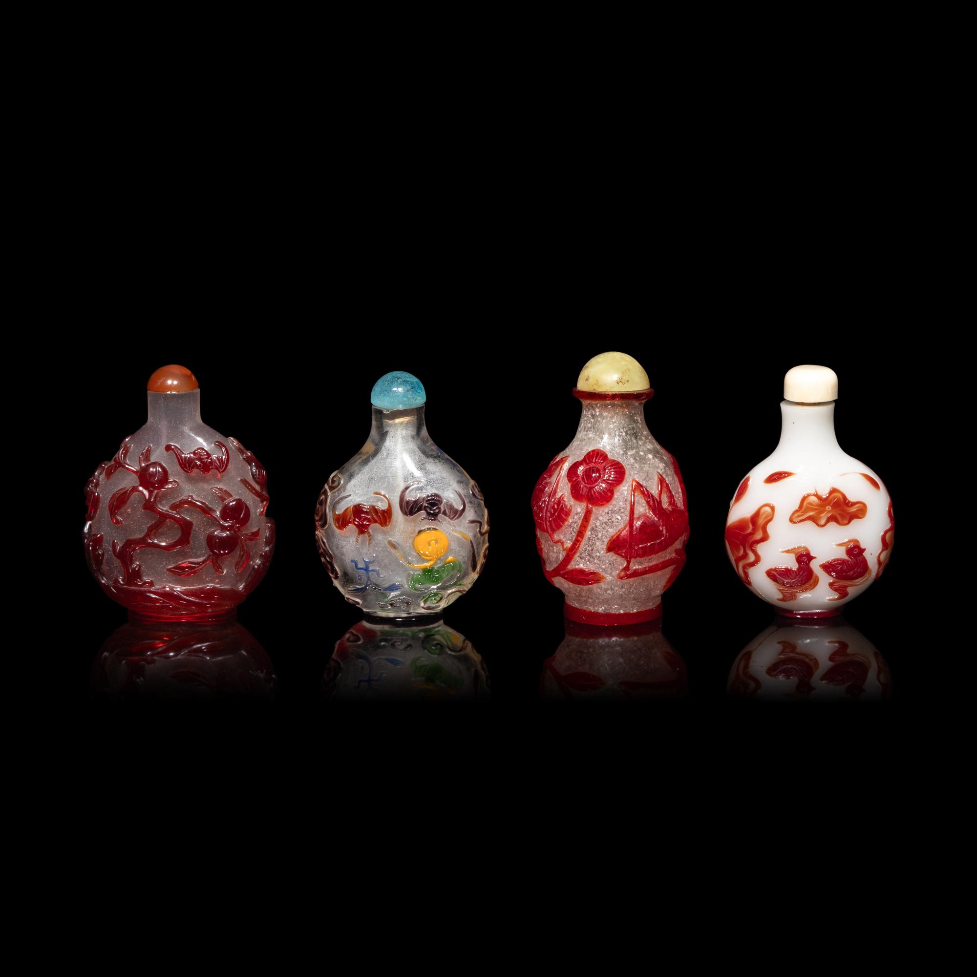 Four Chinese Glass Overlay Snuff Bottles, 19th-20th Century 晚清-民國 套料鼻烟壺四支