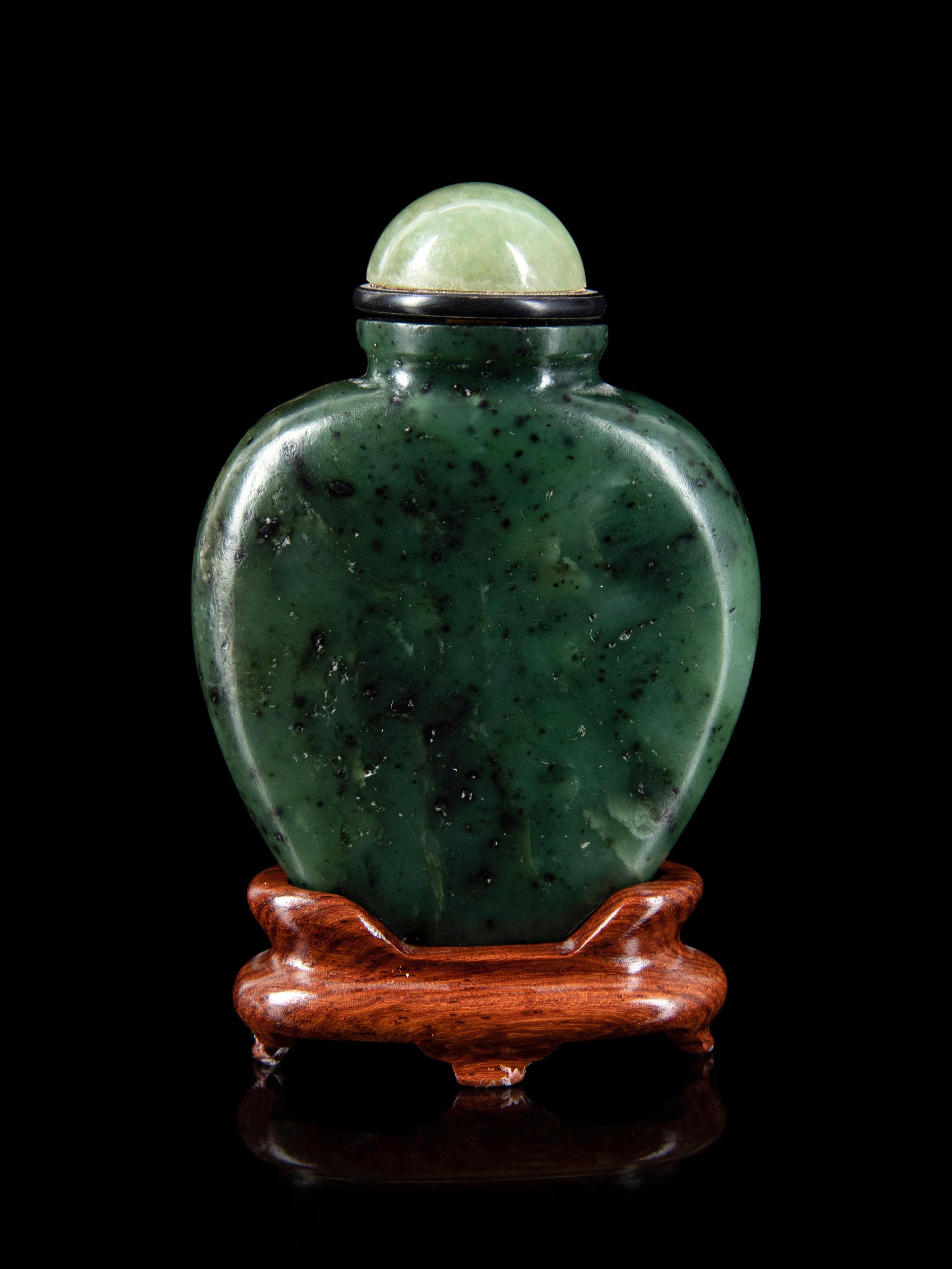 A Chinese Spinach Jade Snuff Bottle