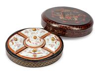 A Chinese Export Porcelain Serving Dishes Contained in a Lacquered Circular Box