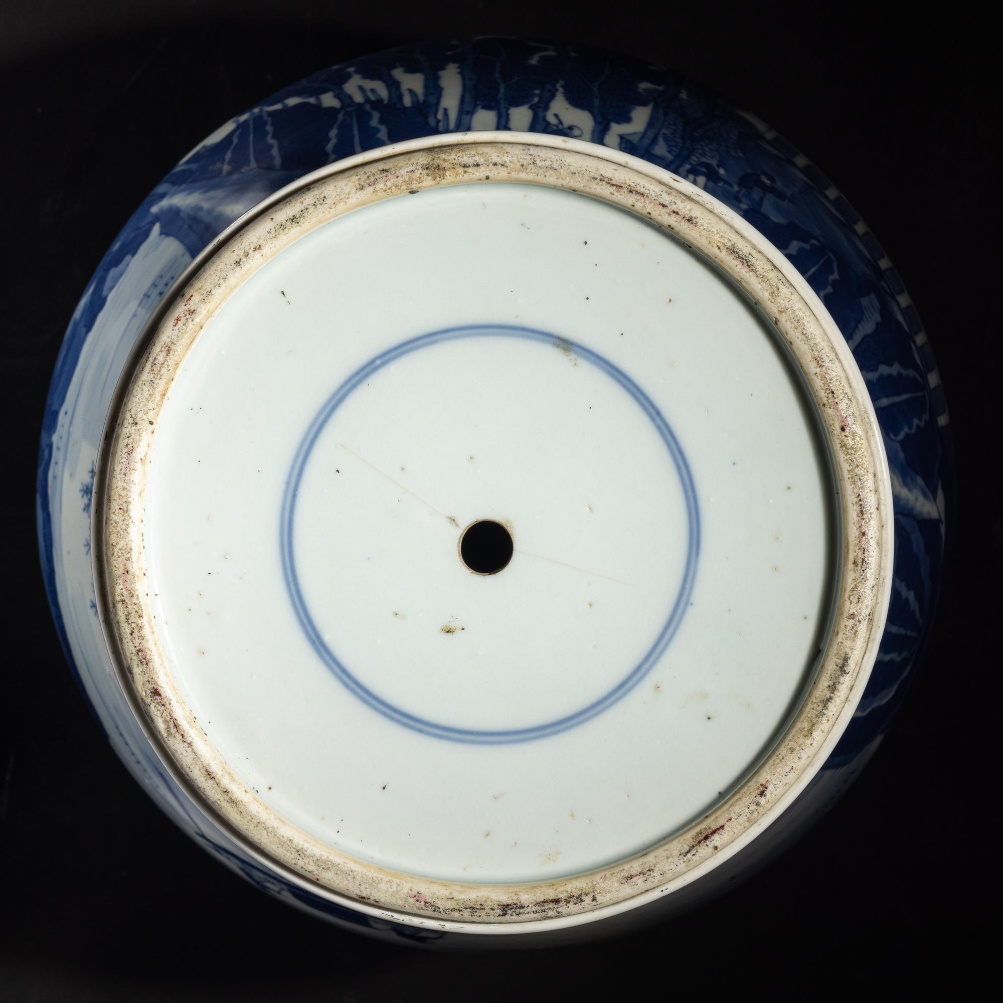 A Chinese Blue and White 'Landscape' Porcelain General Jar, 18th/19th Century 清中期 青花山水圖將軍罐