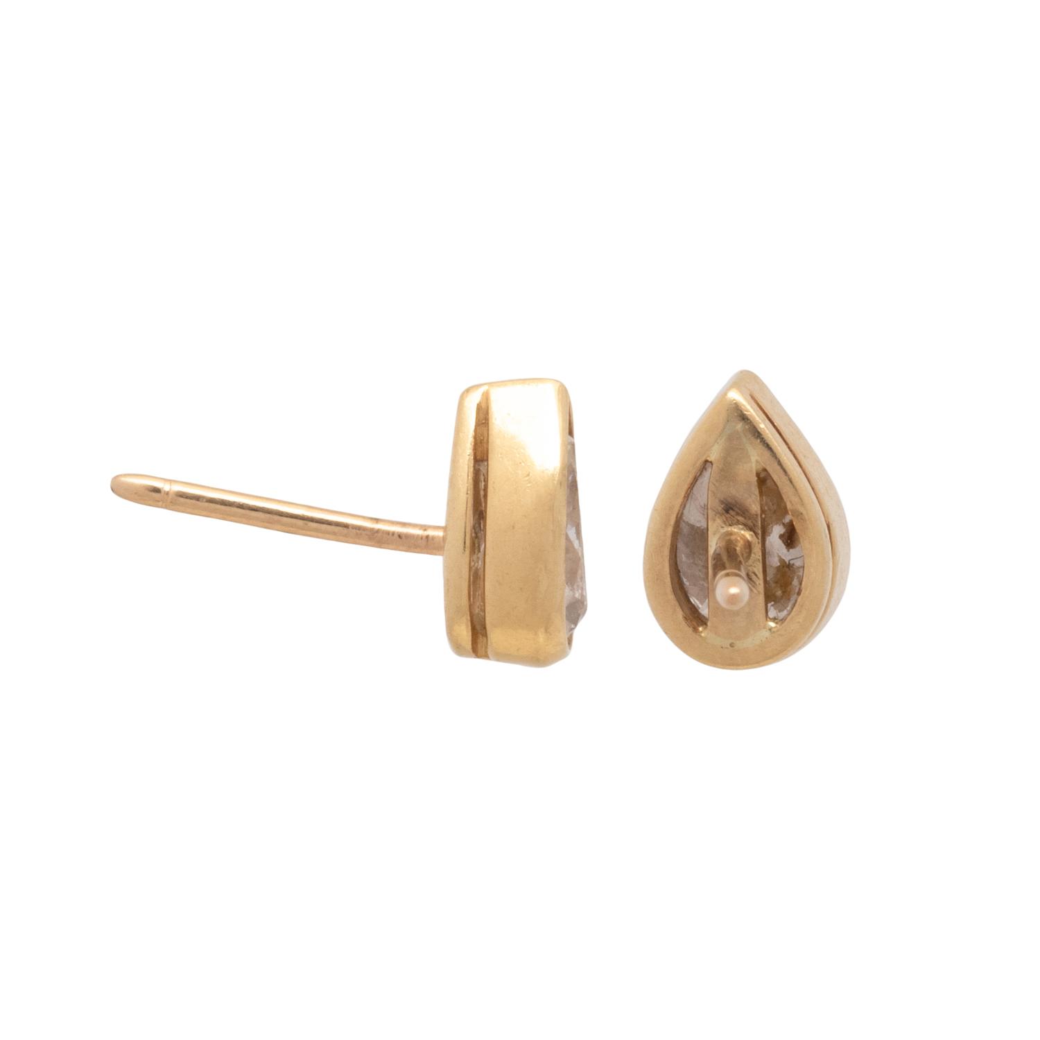 YELLOW GOLD AND DIAMOND STUD EARRINGS