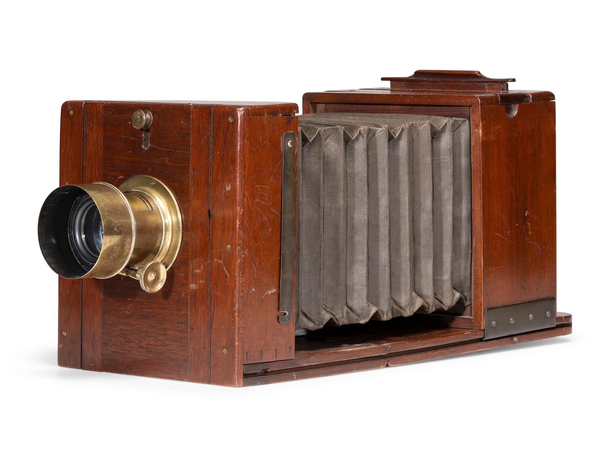 [EARLY PHOTOGRAPHY]. Daguerreotype / wet plate tailboard transitional camera. English, ca 1855.