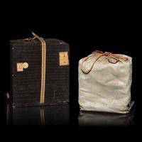 An Unusual Japanese Lacquer Box and Cover, Edo Period, 18th/Early 19th Century — 日本江戶時代 朱漆描金嵌螺鈿蓋盒