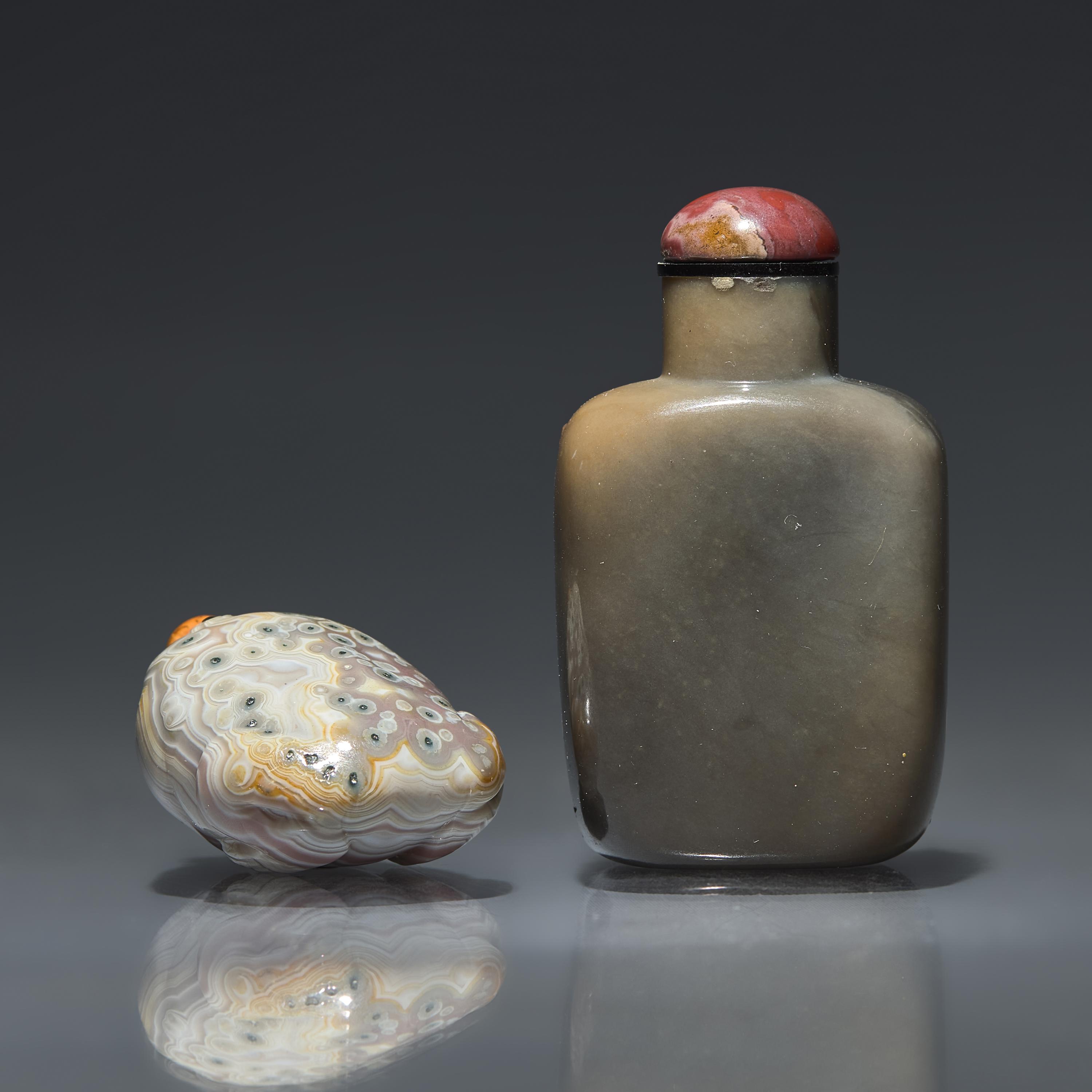 Two Chinese Carved Agate Snuff Bottles, Qing Dynasty, 18th to 19th Century — 清中期 瑪瑙鼻煙壺兩支