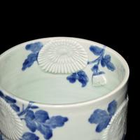 A Japanese Hirado Blue and White Porcelain ' Kiku' Brush Pot, 19th Century — 日本江戶-明治時代 平戶燒青花菊花圖筆筒