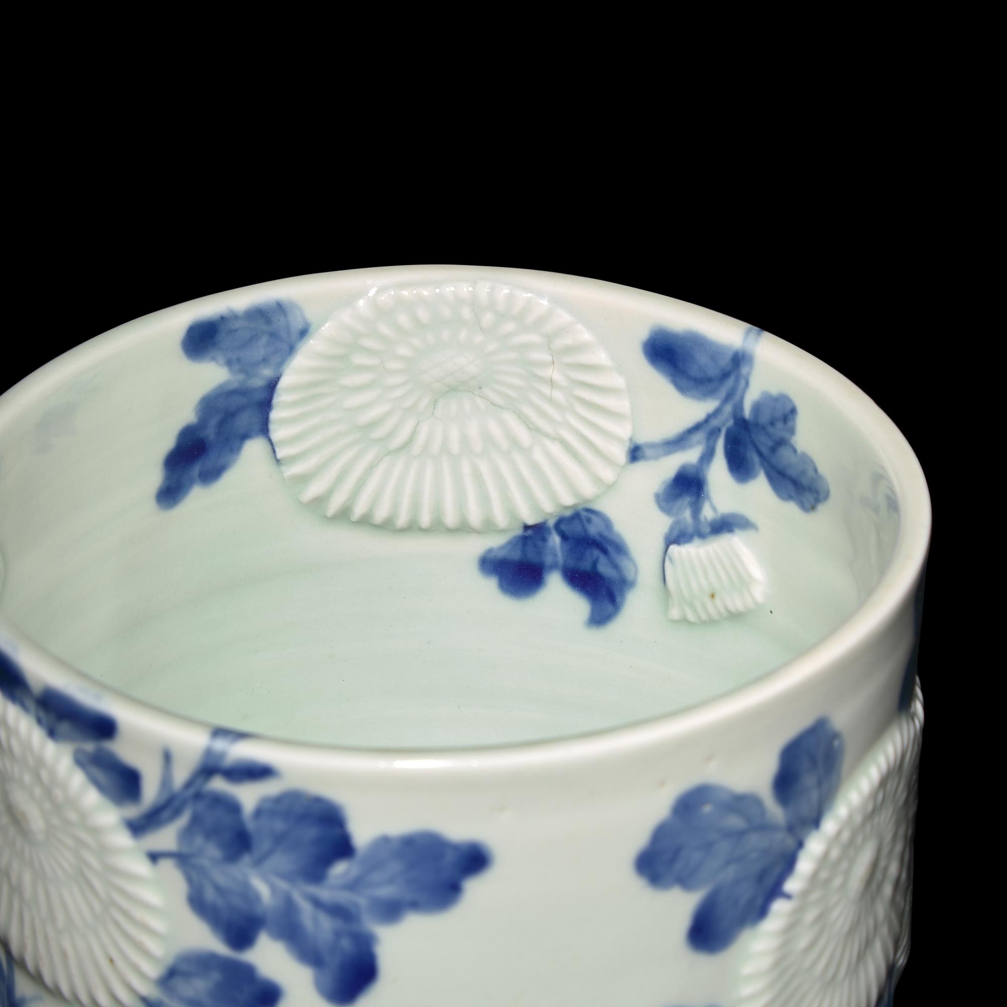 A Japanese Hirado Blue and White Porcelain ' Kiku' Brush Pot, 19th Century — 日本江戶-明治時代 平戶燒青花菊花圖筆筒