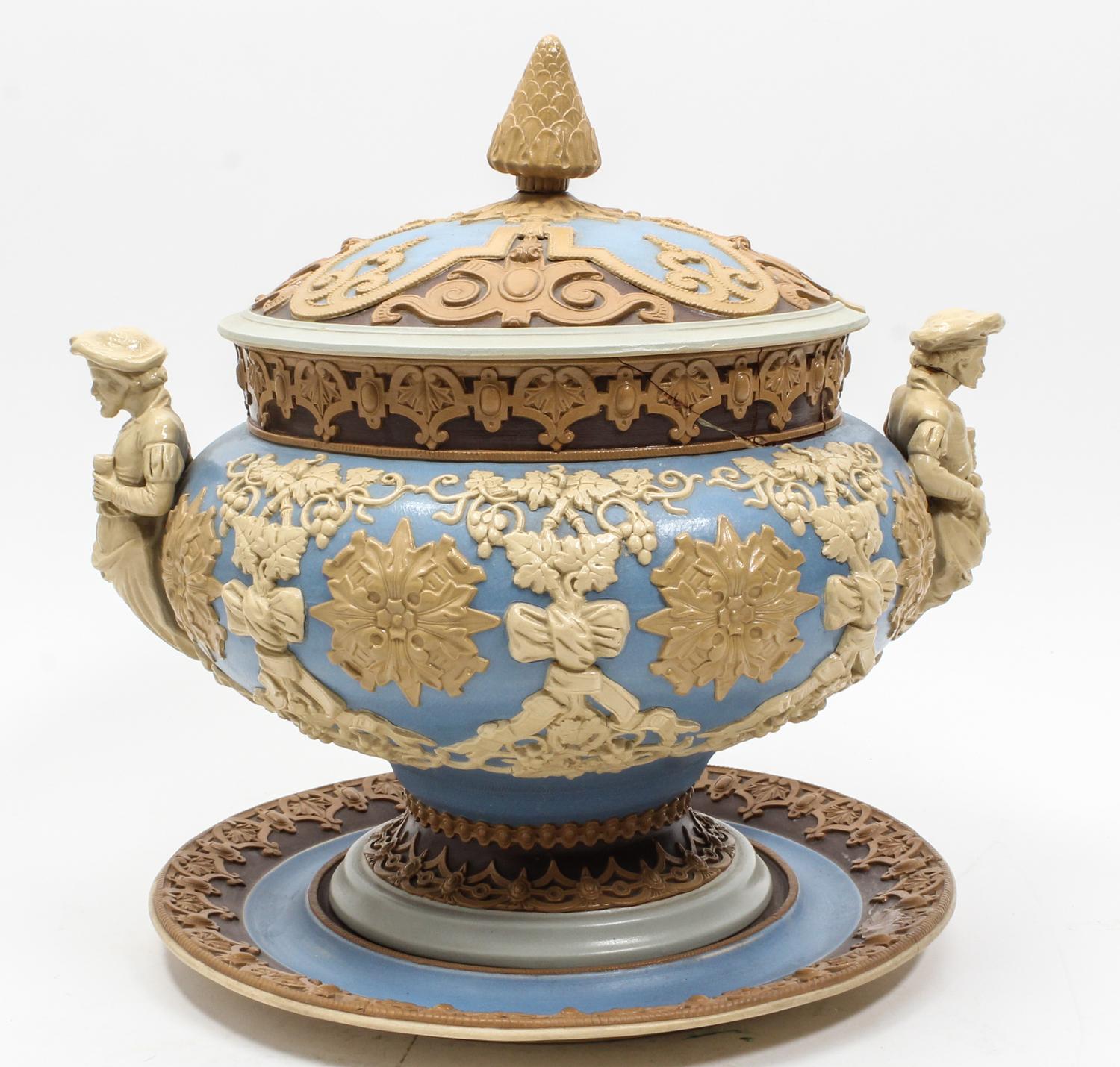 A Villeroy & Boch Tureen Width over handles 16 inches. — 20TH CENTURY