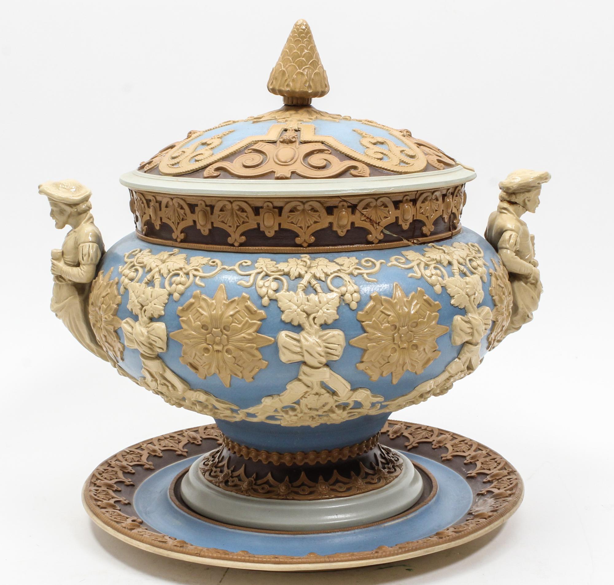A Villeroy & Boch Tureen Width over handles 16 inches. — 20TH CENTURY