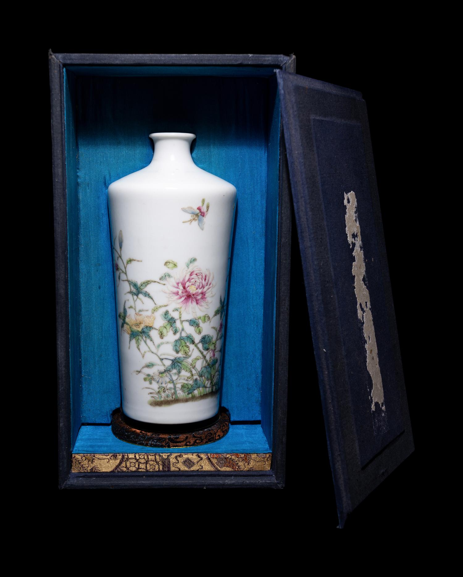 A Chinese Famille Rose Porcelain Vase