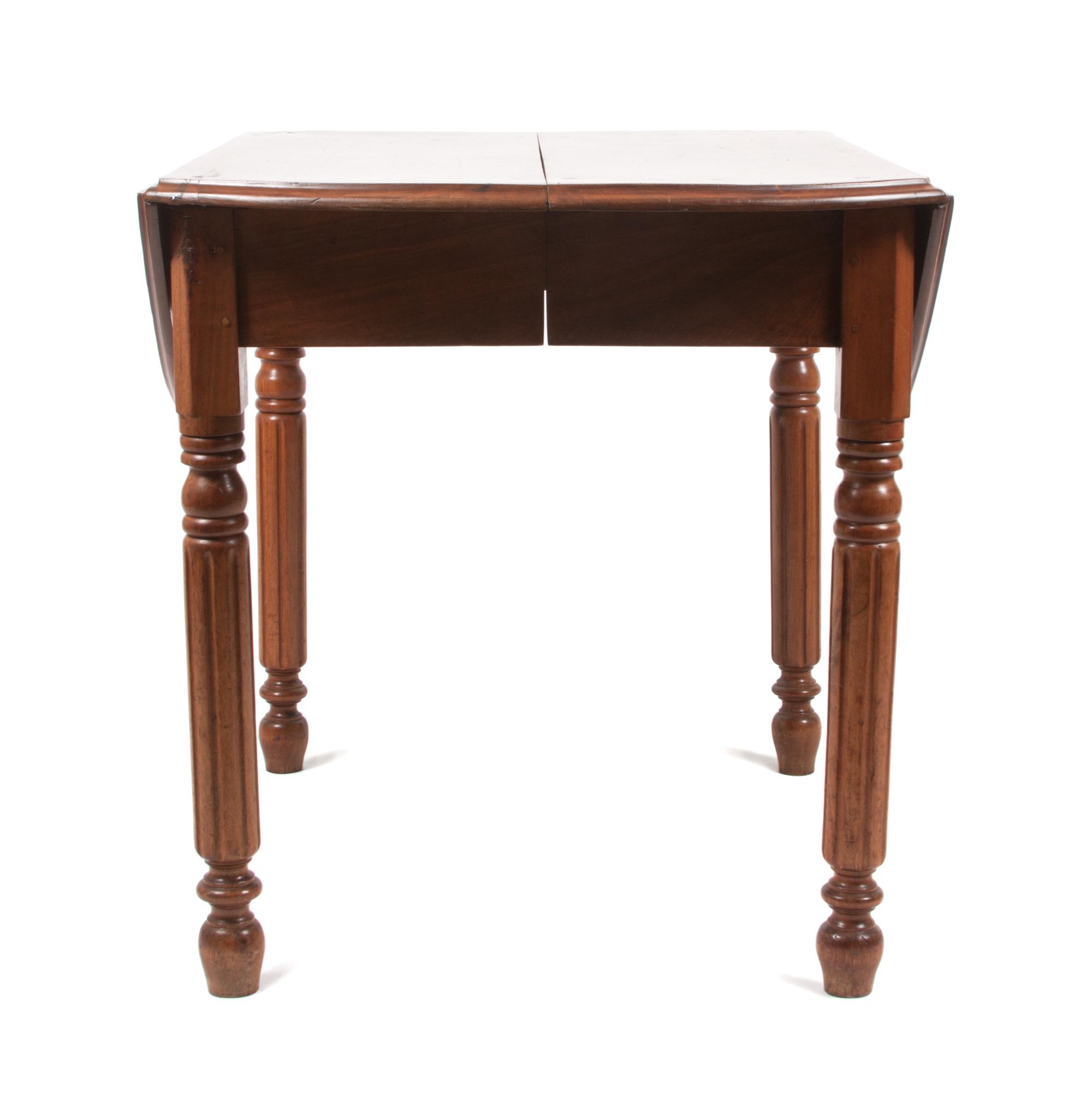 An American Pine Drop-Leaf Dining Table Height 29 1/2 x width 47 x depth 38 inches (open). — 20TH CENTURY