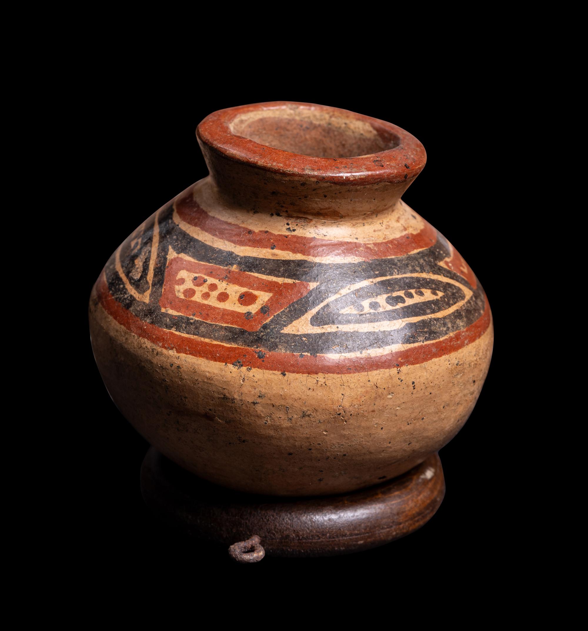 Fifteen Costa Rican and Panamanian Pots and One Polychrome Necklace with a Face Pendant