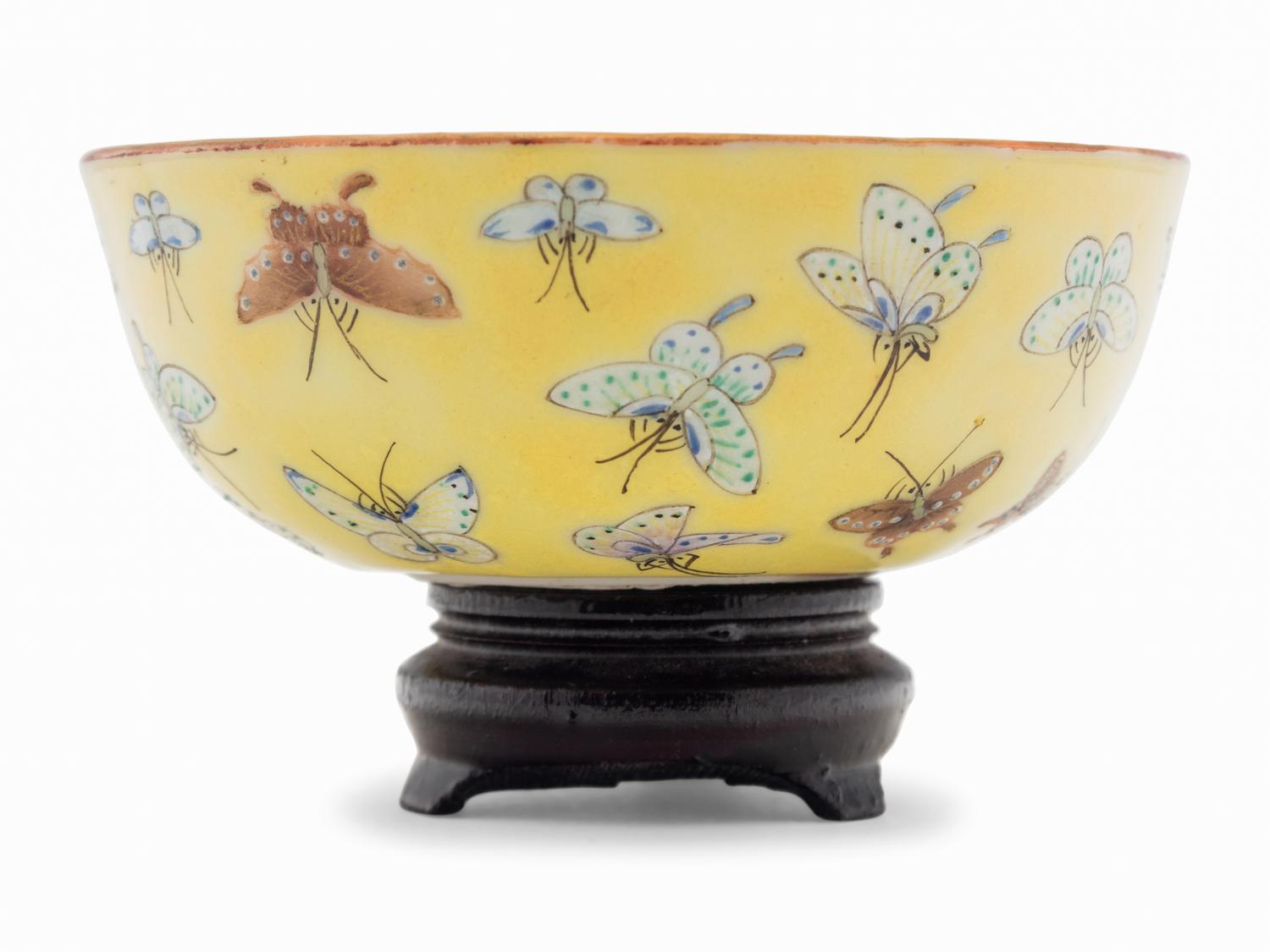 A Chinese Yellow-Ground Famille Rose Porcelain 'Butterfly' Cup