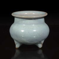 A Chinese Jun-style tripod censer 鈞窯風格三組香爐