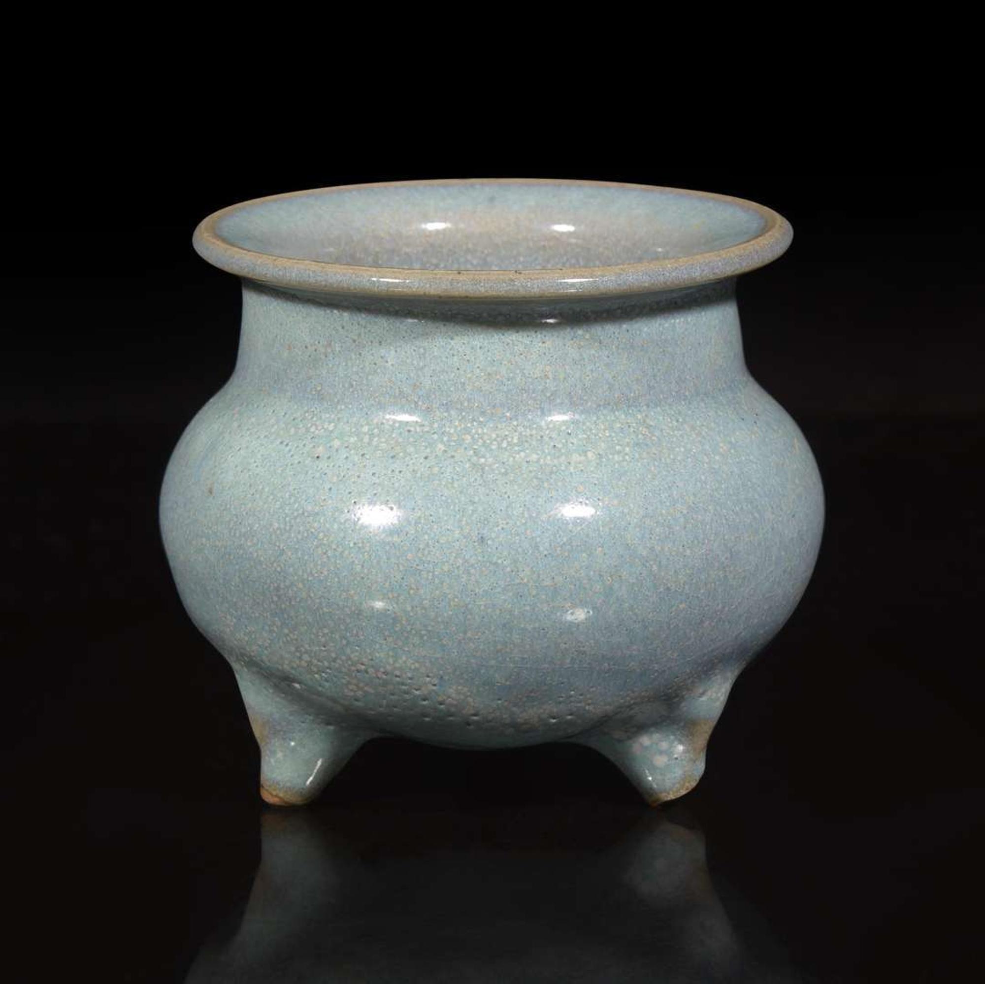 A Chinese Jun-style tripod censer 鈞窯風格三組香爐