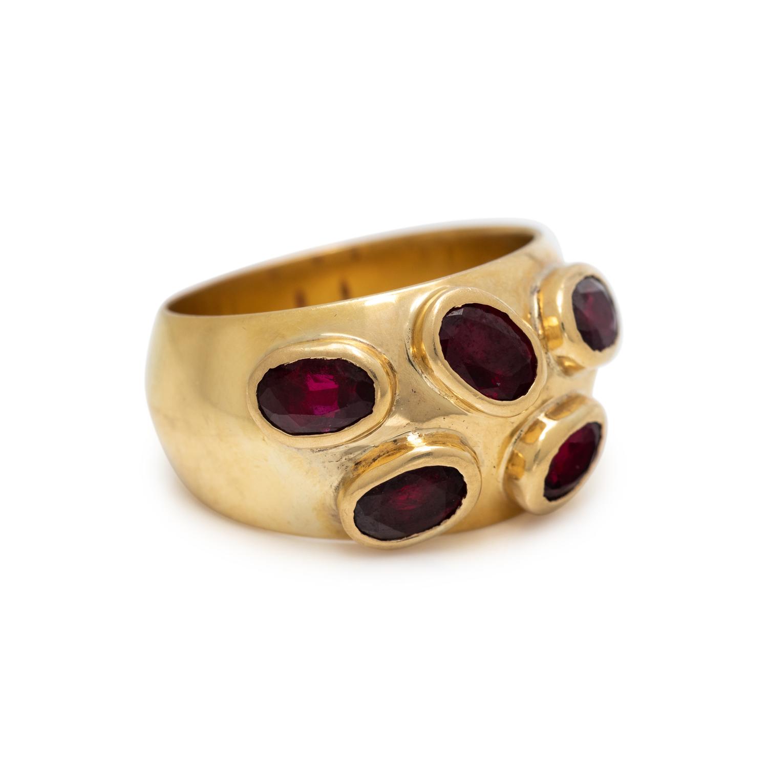 YELLOW GOLD AND GARNET RING