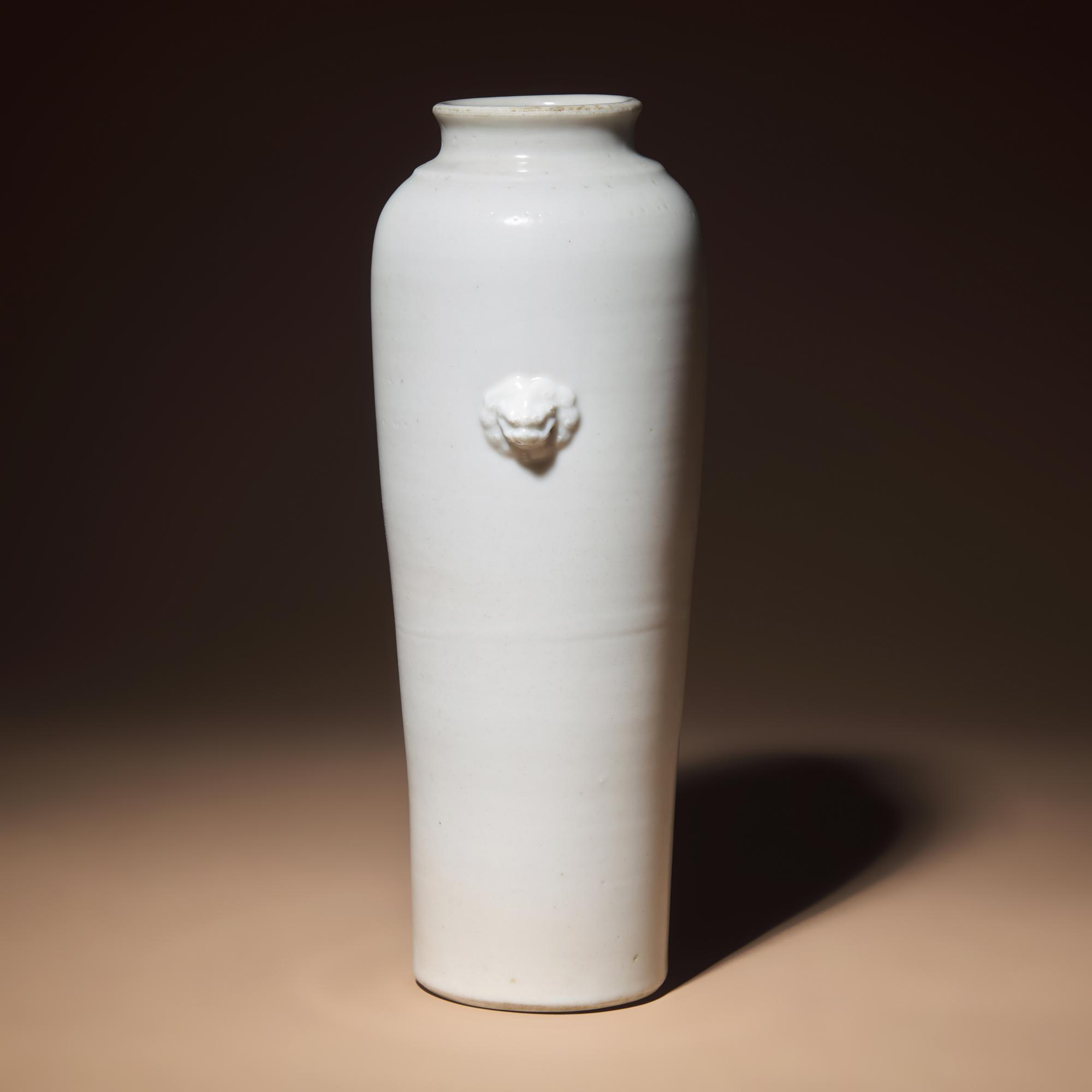 A Chinese Blanc-de-Chine Porcelain Sleeve Vase, Early Qing Dynasty — 清早期 德化白瓷雙獸首筒瓶