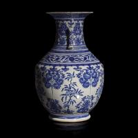 A Chinese Blue and White Ming Style Vase, Qianlong/Jiaqing Period — 清乾隆/嘉慶 青花花果紋賞瓶