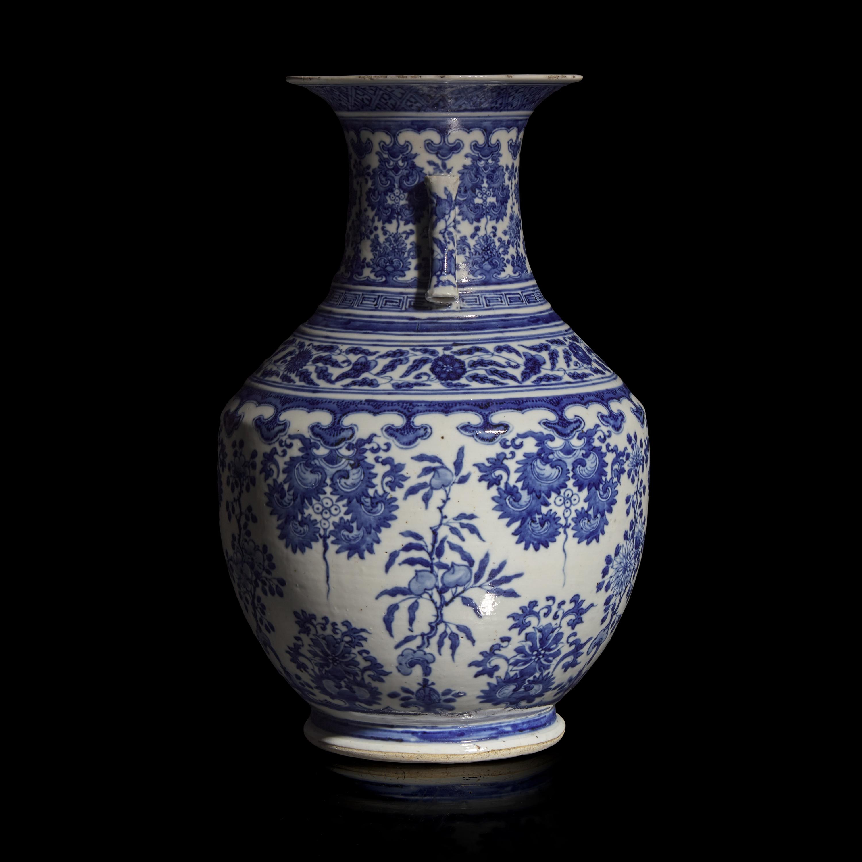 A Chinese Blue and White Ming Style Vase, Qianlong/Jiaqing Period — 清乾隆/嘉慶 青花花果紋賞瓶