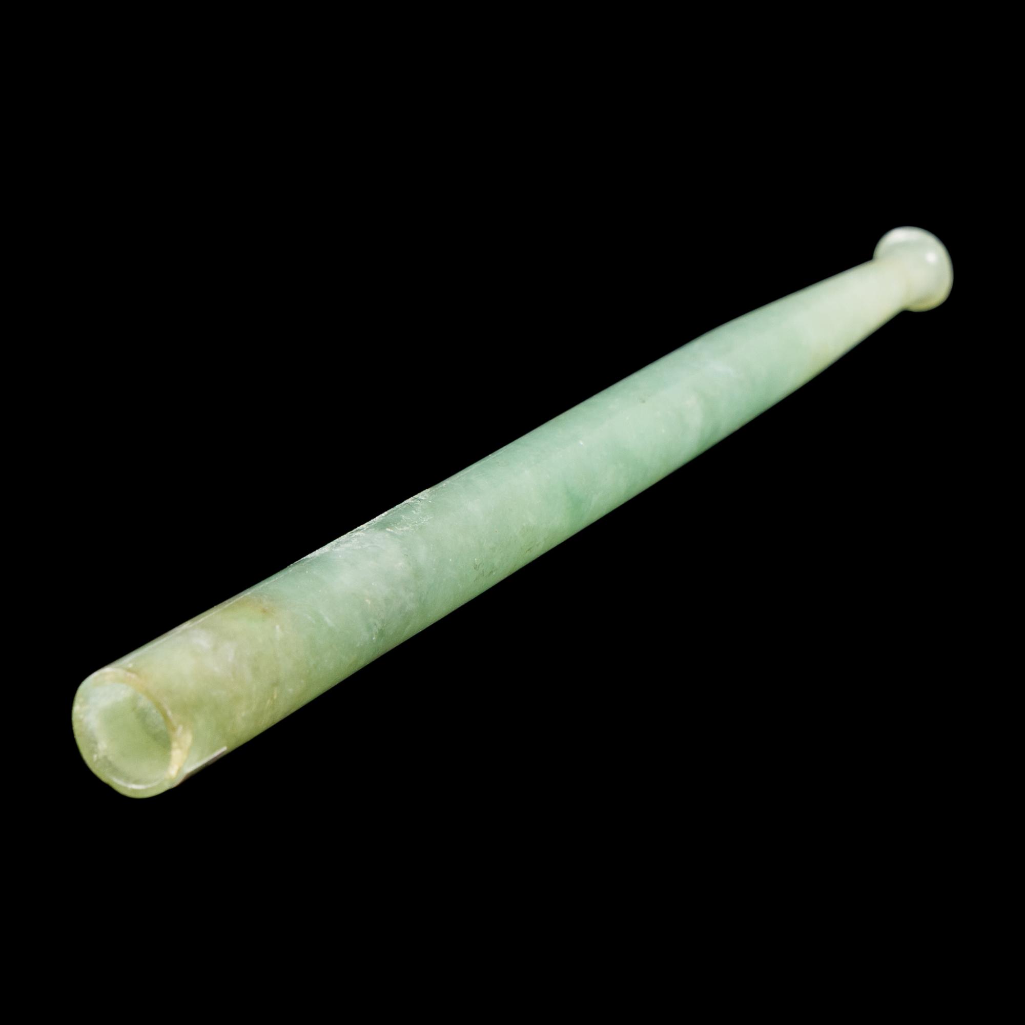 A Chinese Jadeite Pendant and a Cigarette Holder, Republic Period — 民國 翡翠瑞獸紋牌及烟嘴