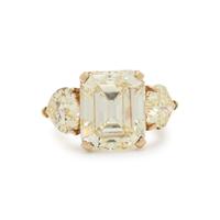 FANCY LIGHT YELLOW DIAMOND RING