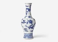 A Chinese Blue and White Porcelain "Dragon " Baluster Vase