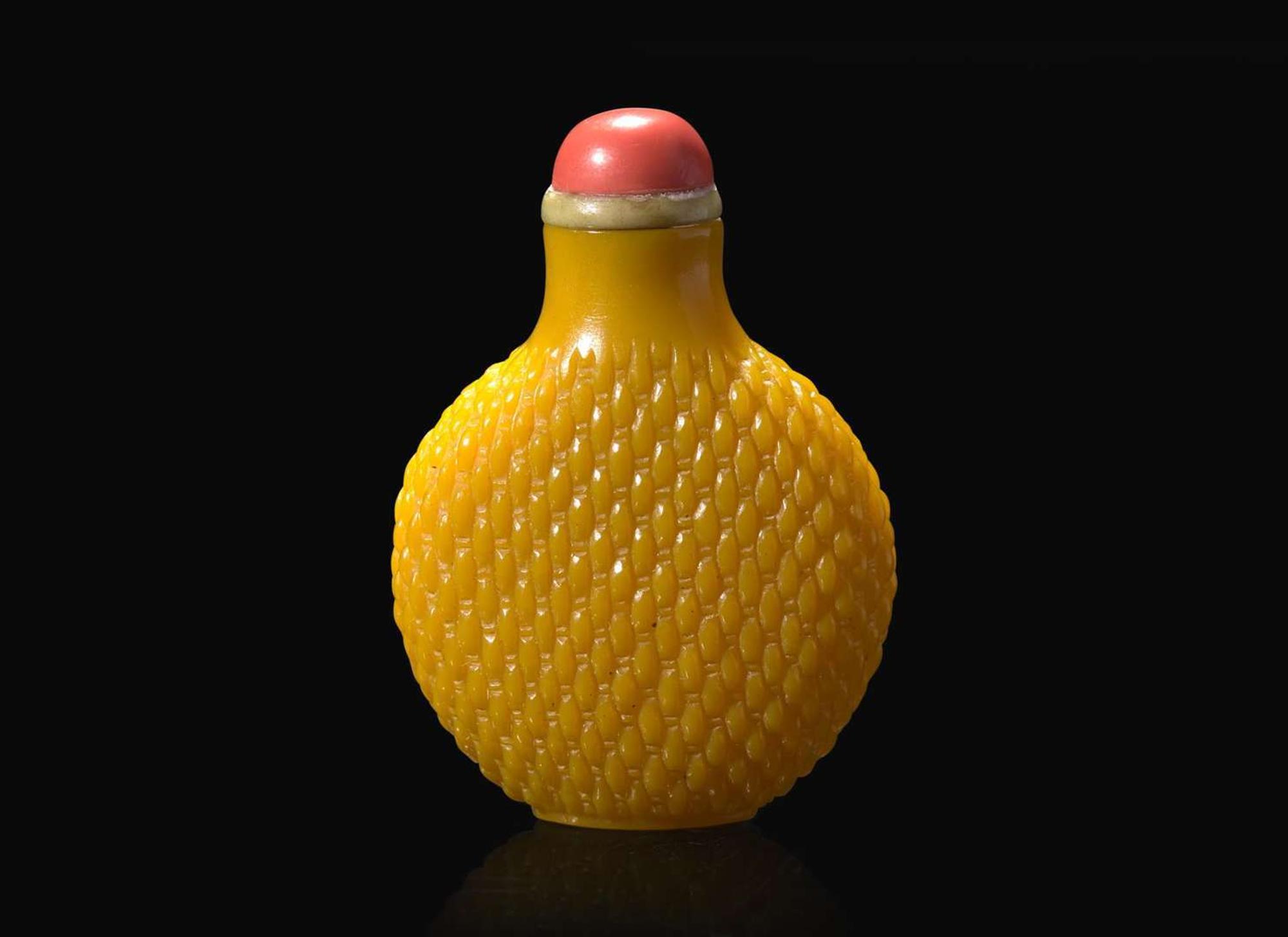 A Chinese yellow glass "basket weave" snuff bottle, Qing dynasty 柳斗紋黃琉璃鼻煙壺 清