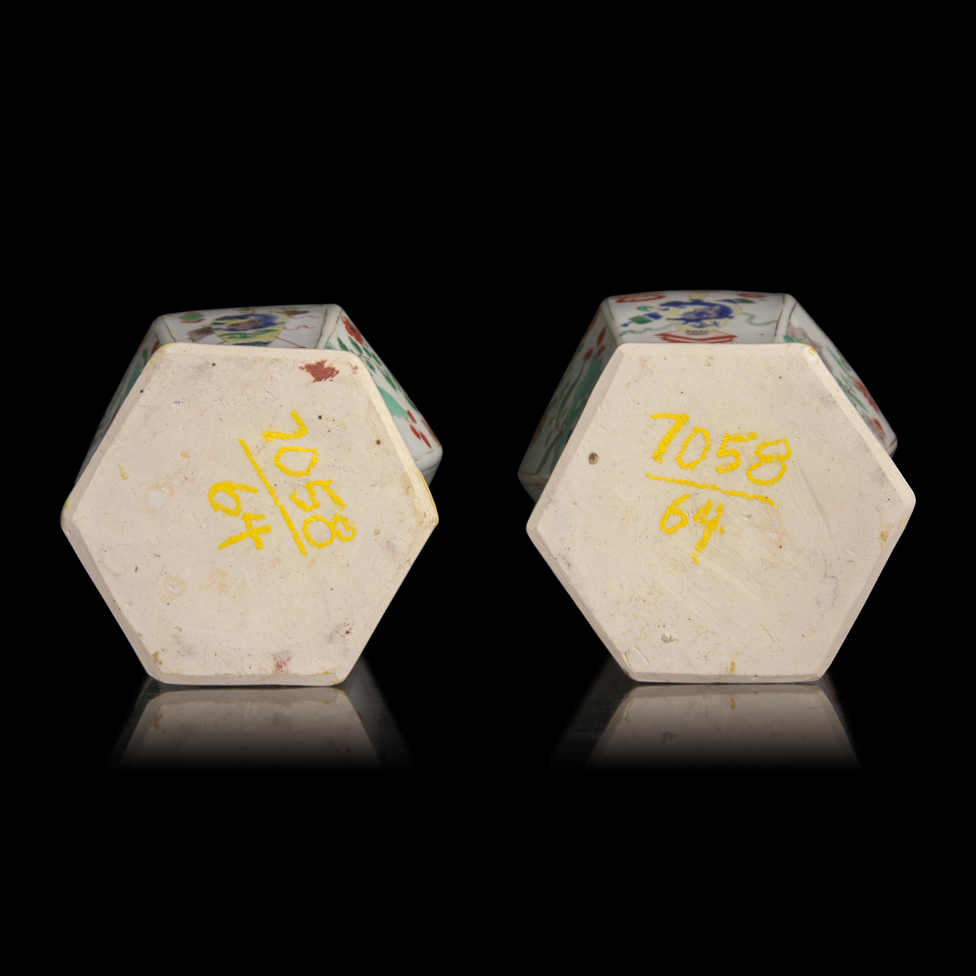 An Associated Pair of Chinese Famille Verte Covered Vases, Kangxi Period — 清康熙 素三彩博古圖六方罐一對