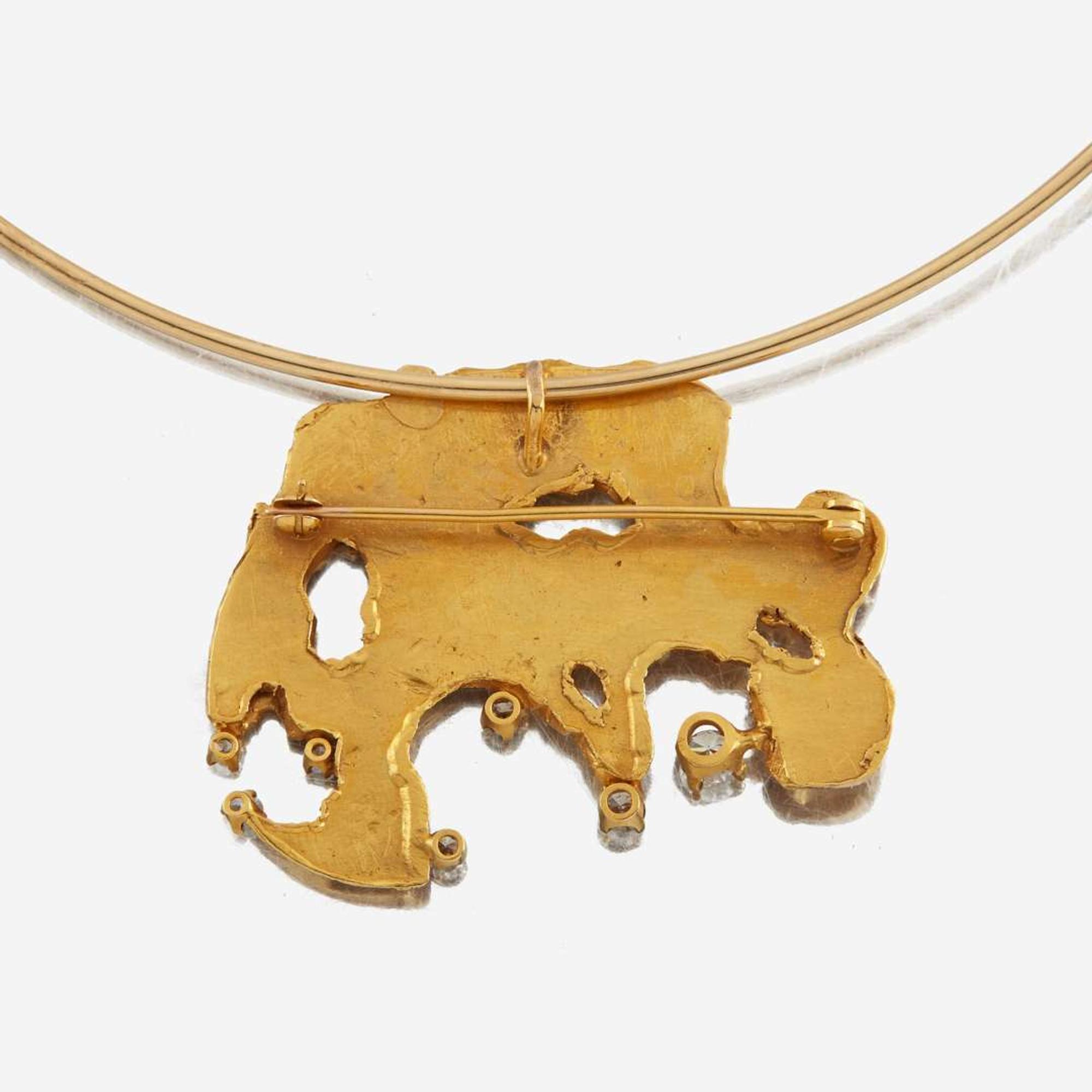A gold and diamond pendant/brooch and choker