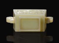 A small Chinese celadon-white jade coupe with cover and stand 青白玉帶蓋小水丞及底座