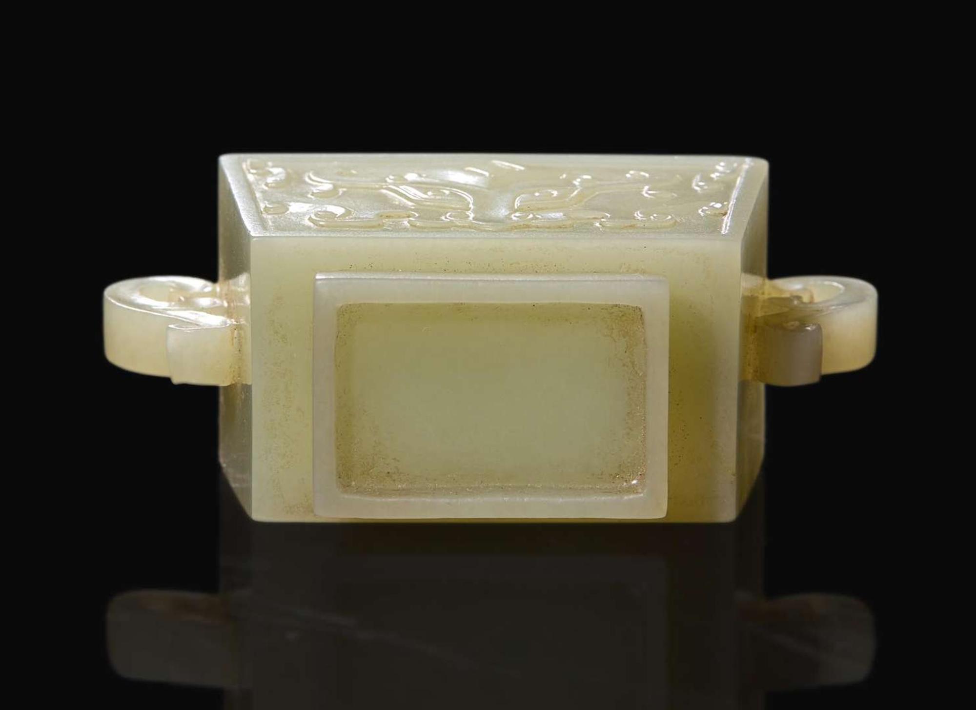 A small Chinese celadon-white jade coupe with cover and stand 青白玉帶蓋小水丞及底座