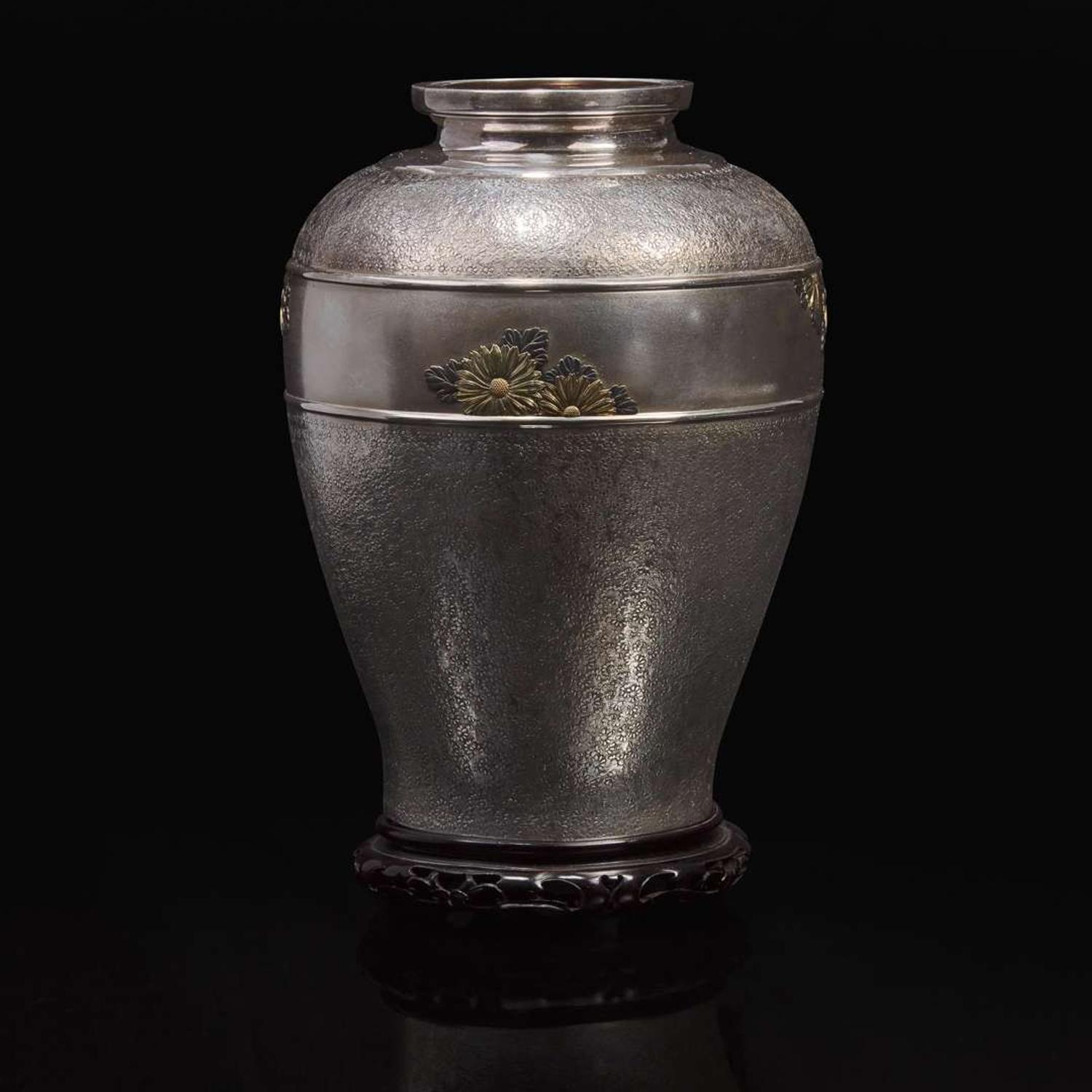 A Japanese silver and mixed metal vase with wood stand, Miyamoto Kinsei 日本银质合金花瓶以及木底座