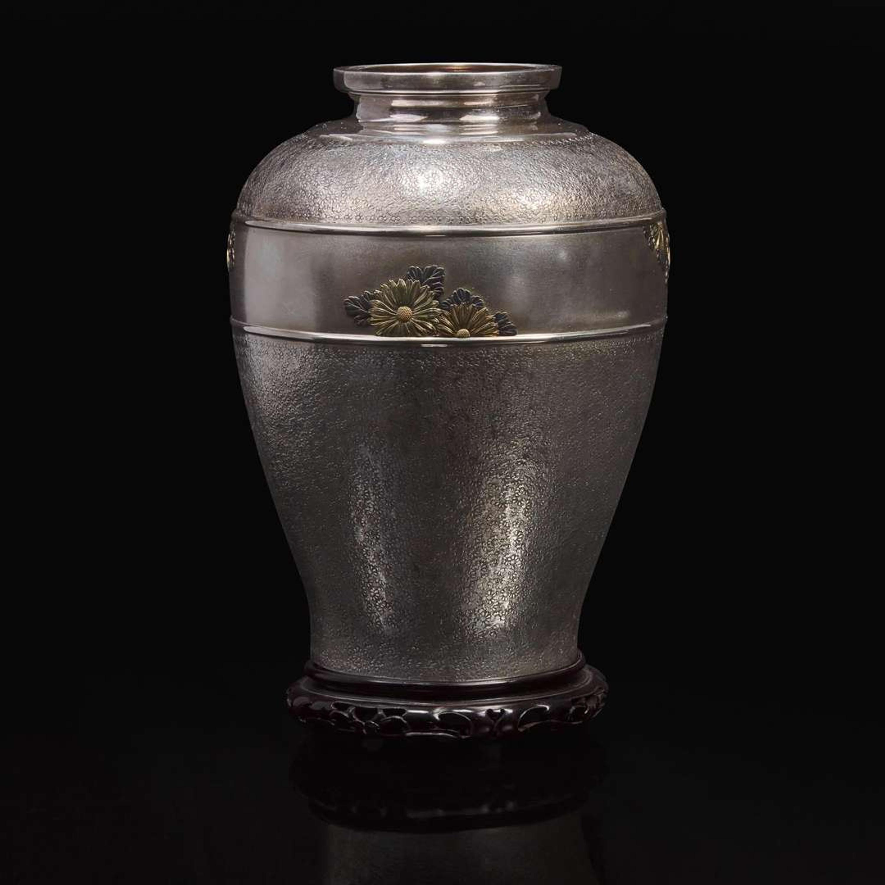 A Japanese silver and mixed metal vase with wood stand, Miyamoto Kinsei 日本银质合金花瓶以及木底座